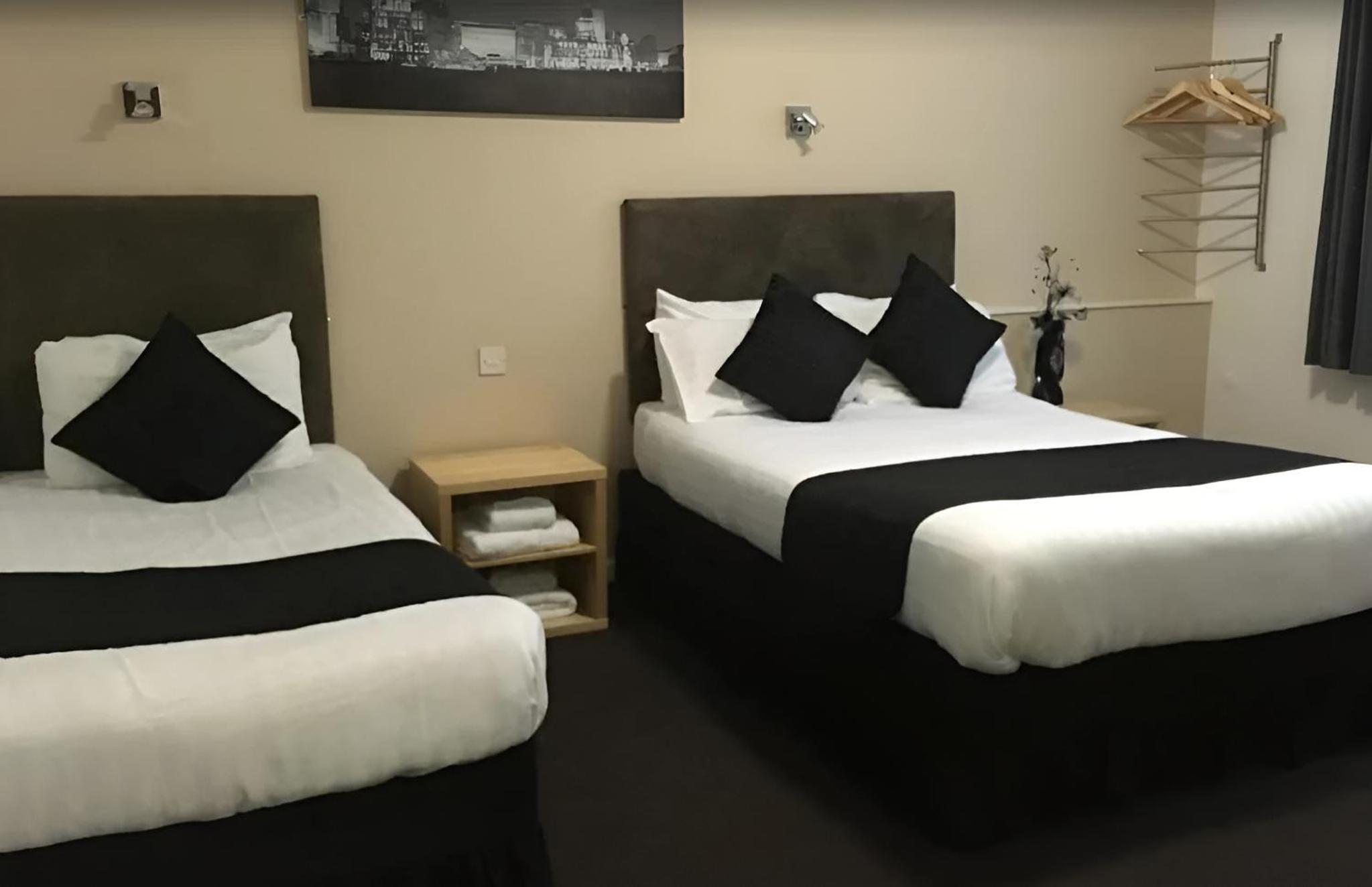 Twin Room with Private Bathroom - Photo 4