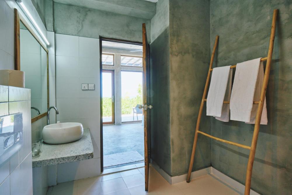 Deluxe Double or Twin Room with Sea View photo 3