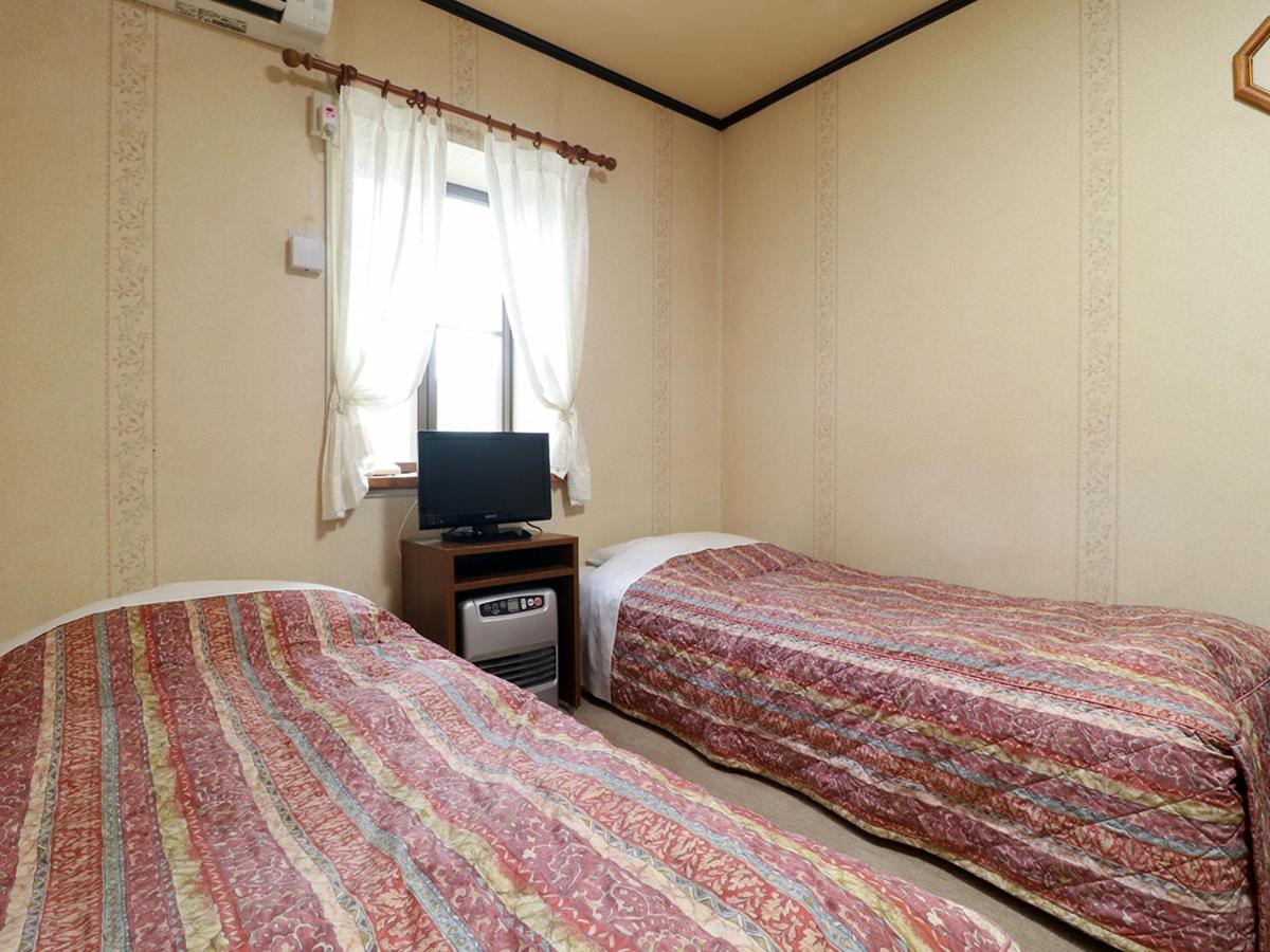 Twin Room with Extra Bed - Photo 3