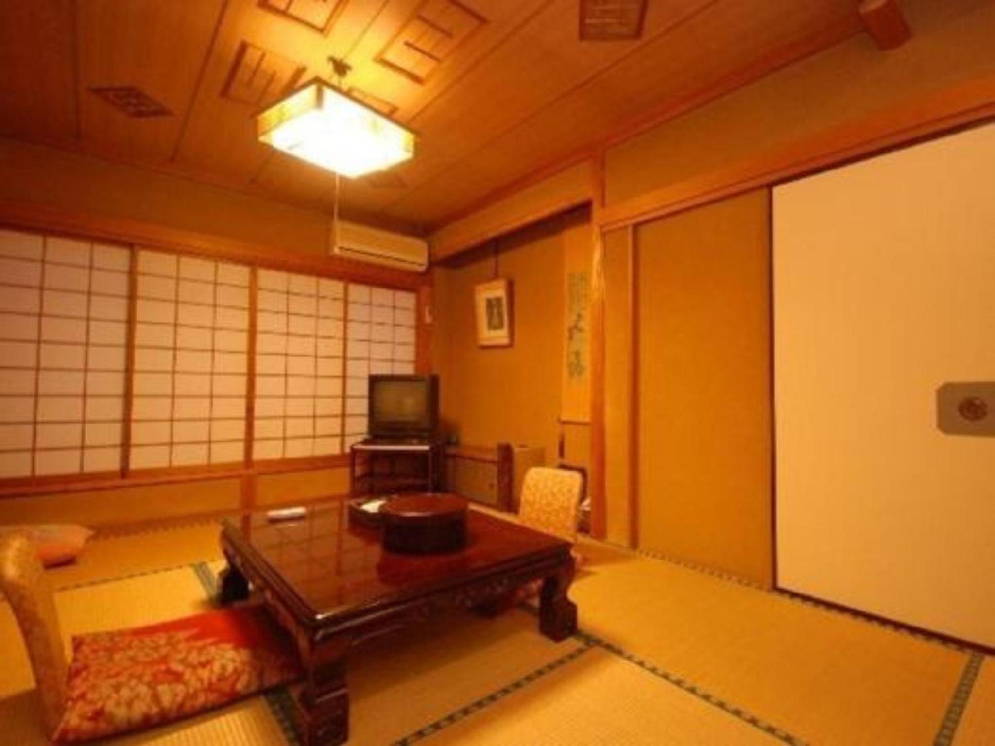Japanese-StyleTriple Room with No View photo 2