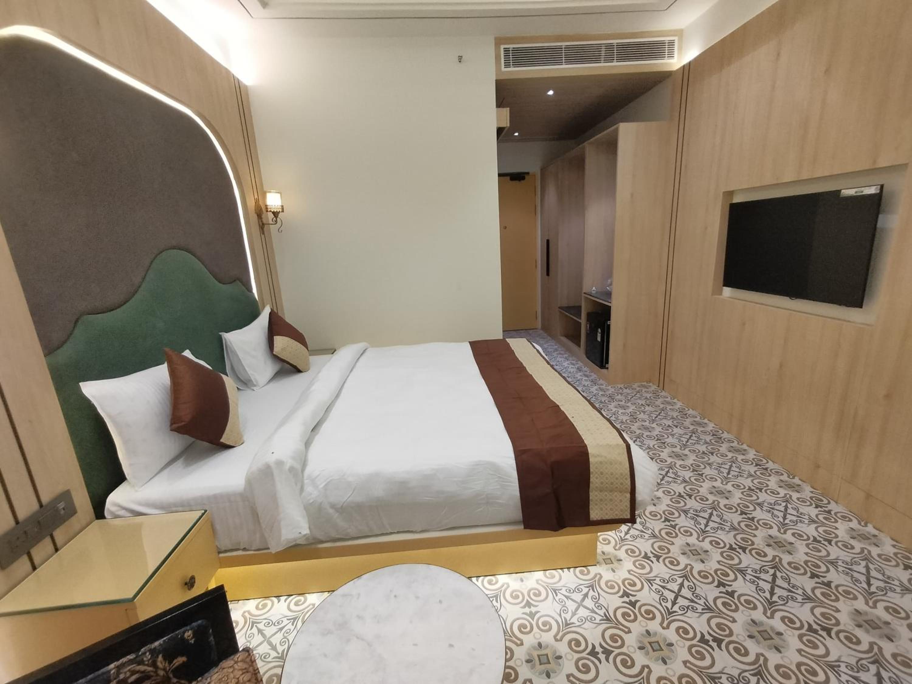 Deluxe Room (2 Adults + 1 Child) - Photo 1