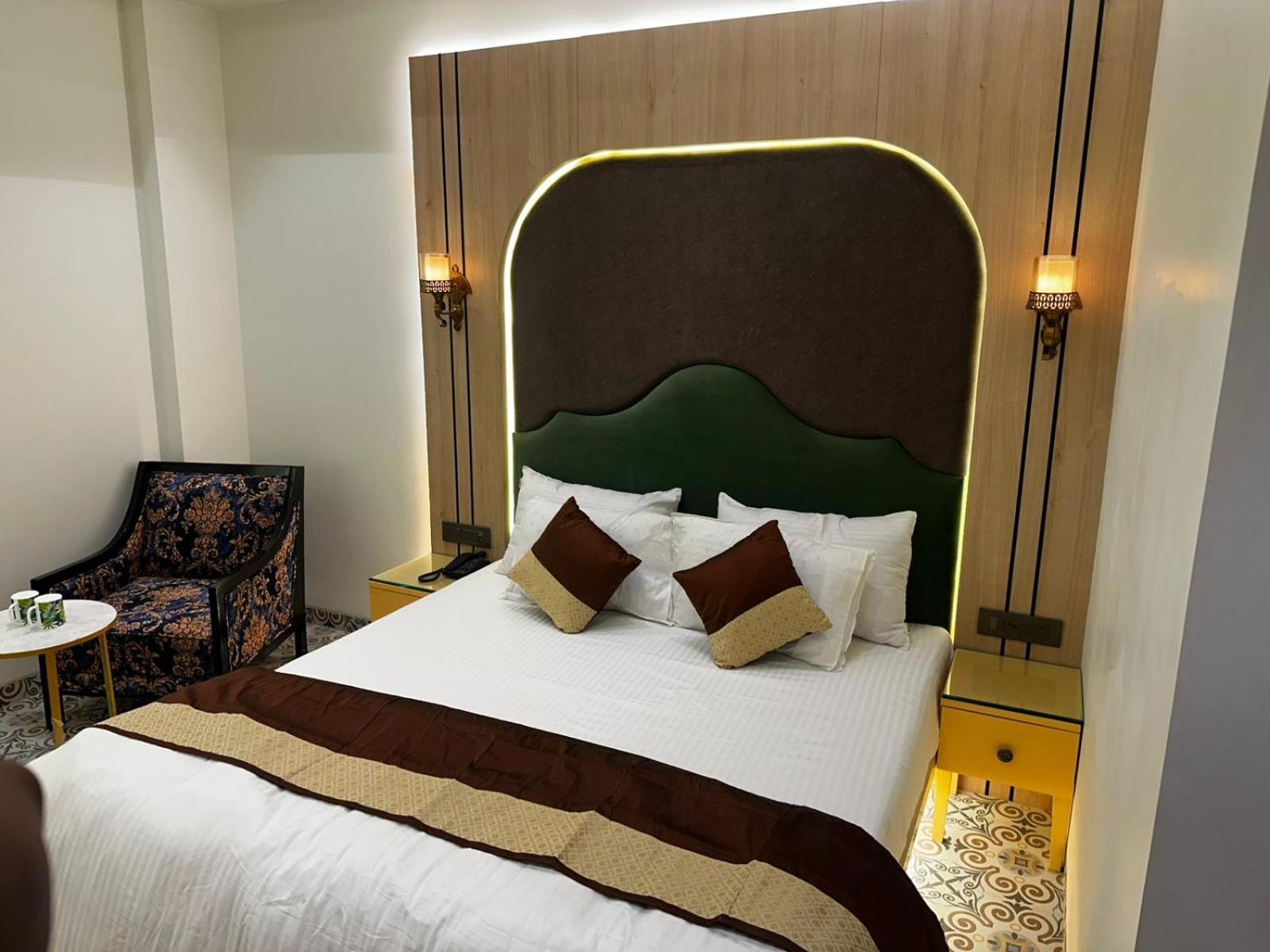 Deluxe Room (2 Adults + 1 Child) - Photo 3