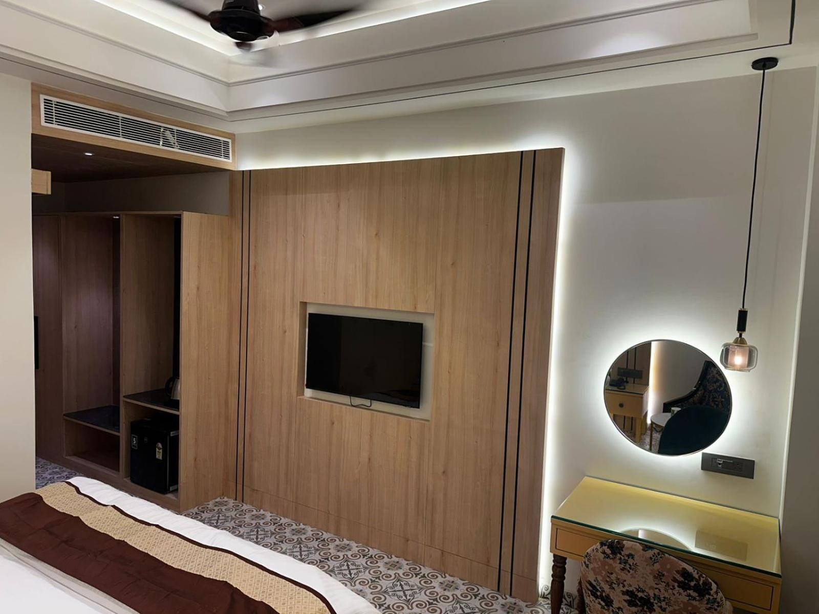 Deluxe Room (2 Adults + 1 Child) - Photo 5