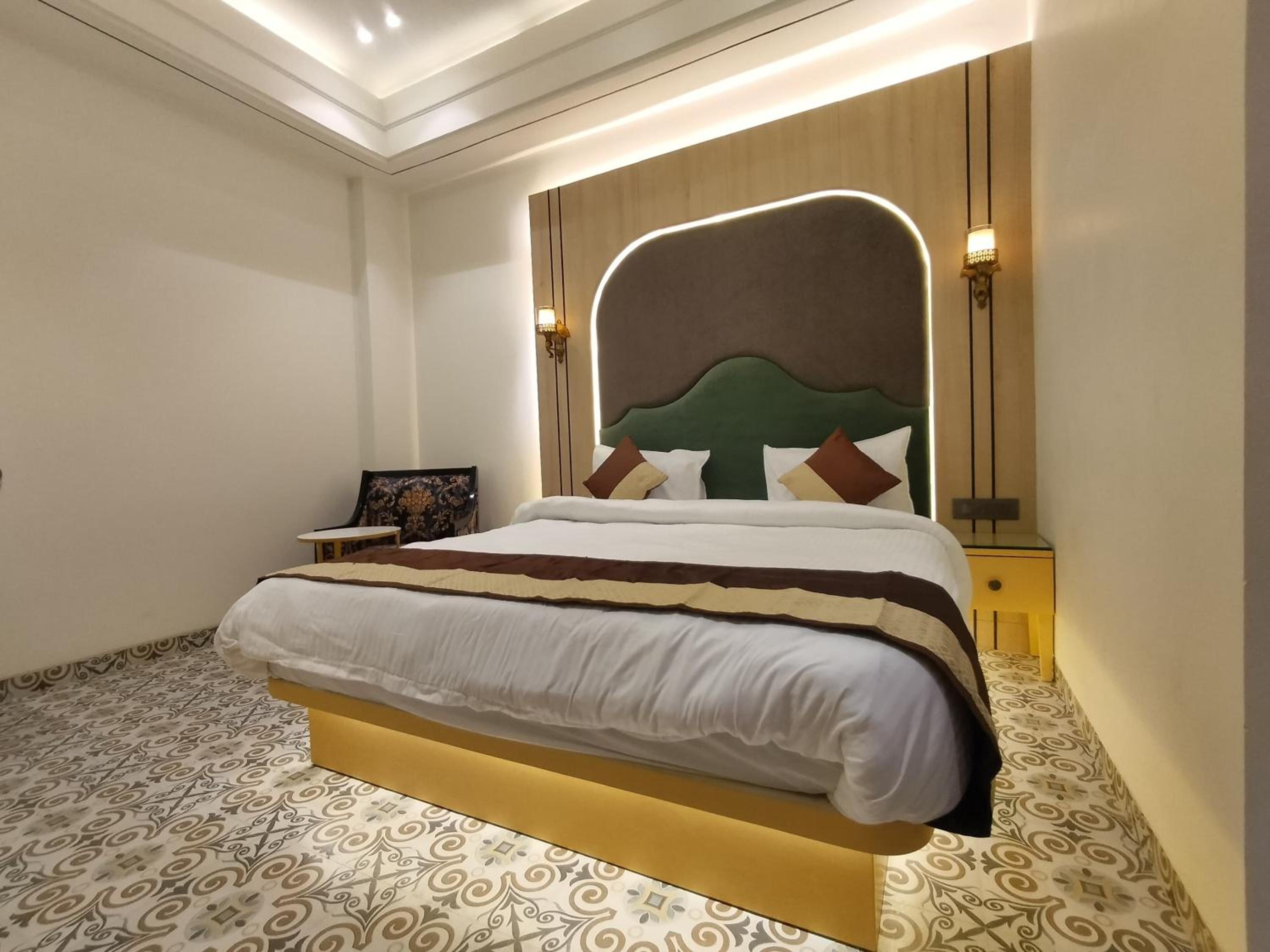 Deluxe Room (2 Adults + 1 Child) - Photo 7