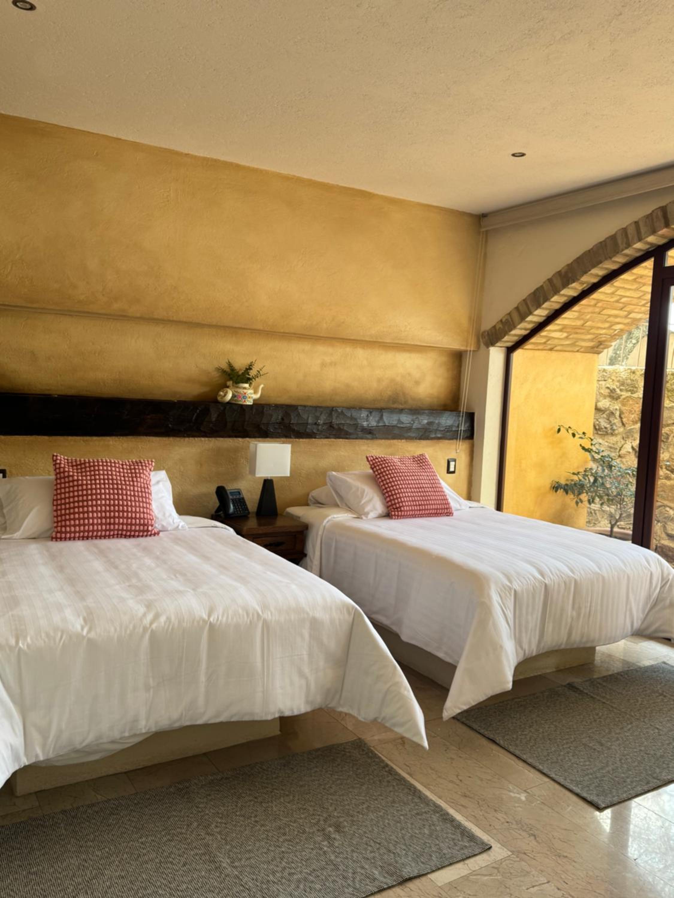 Deluxe Queen Suite
