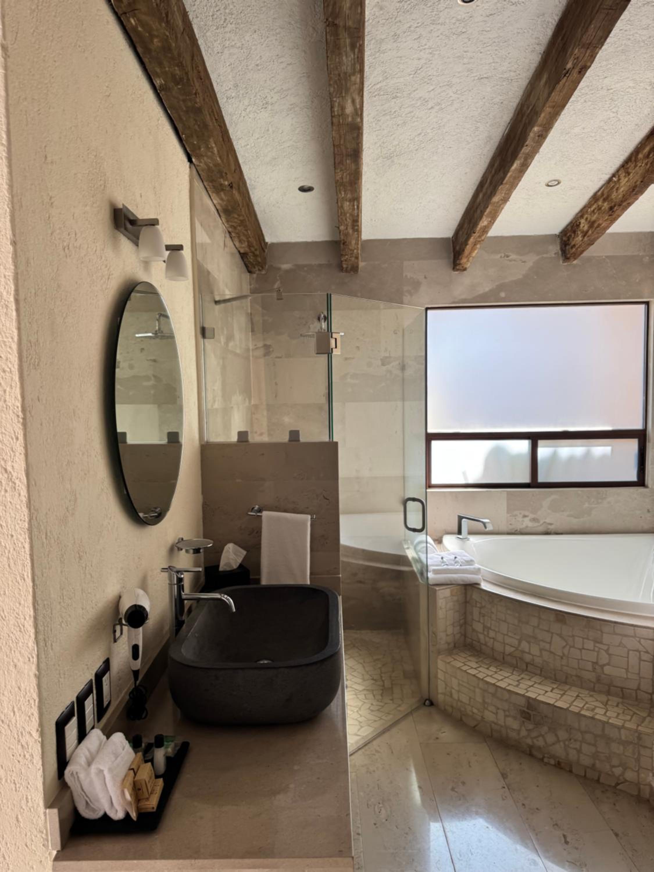 Deluxe King Suite photo 3