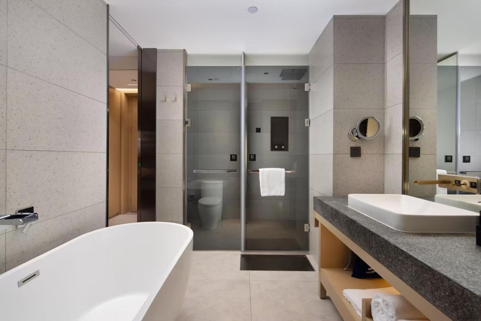Deluxe Double Room With Bath photo 2