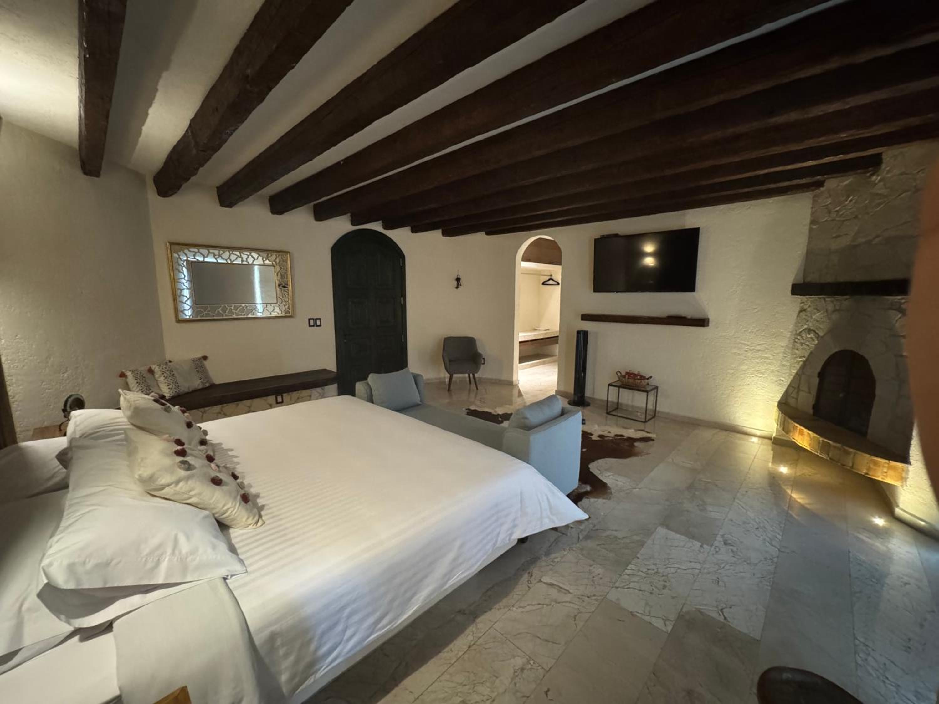 Deluxe Suite photo 2