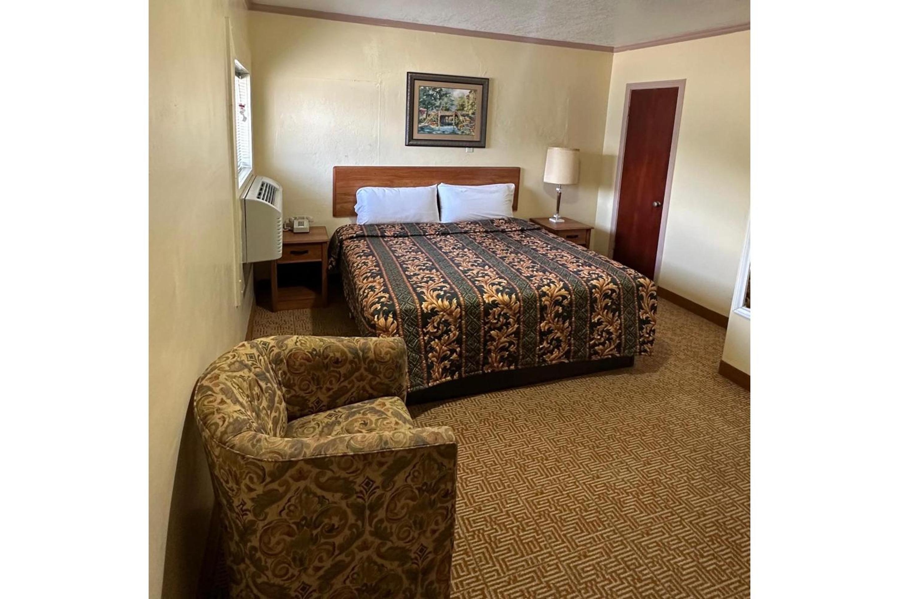 King Bed Non-Smoking - Photo 1