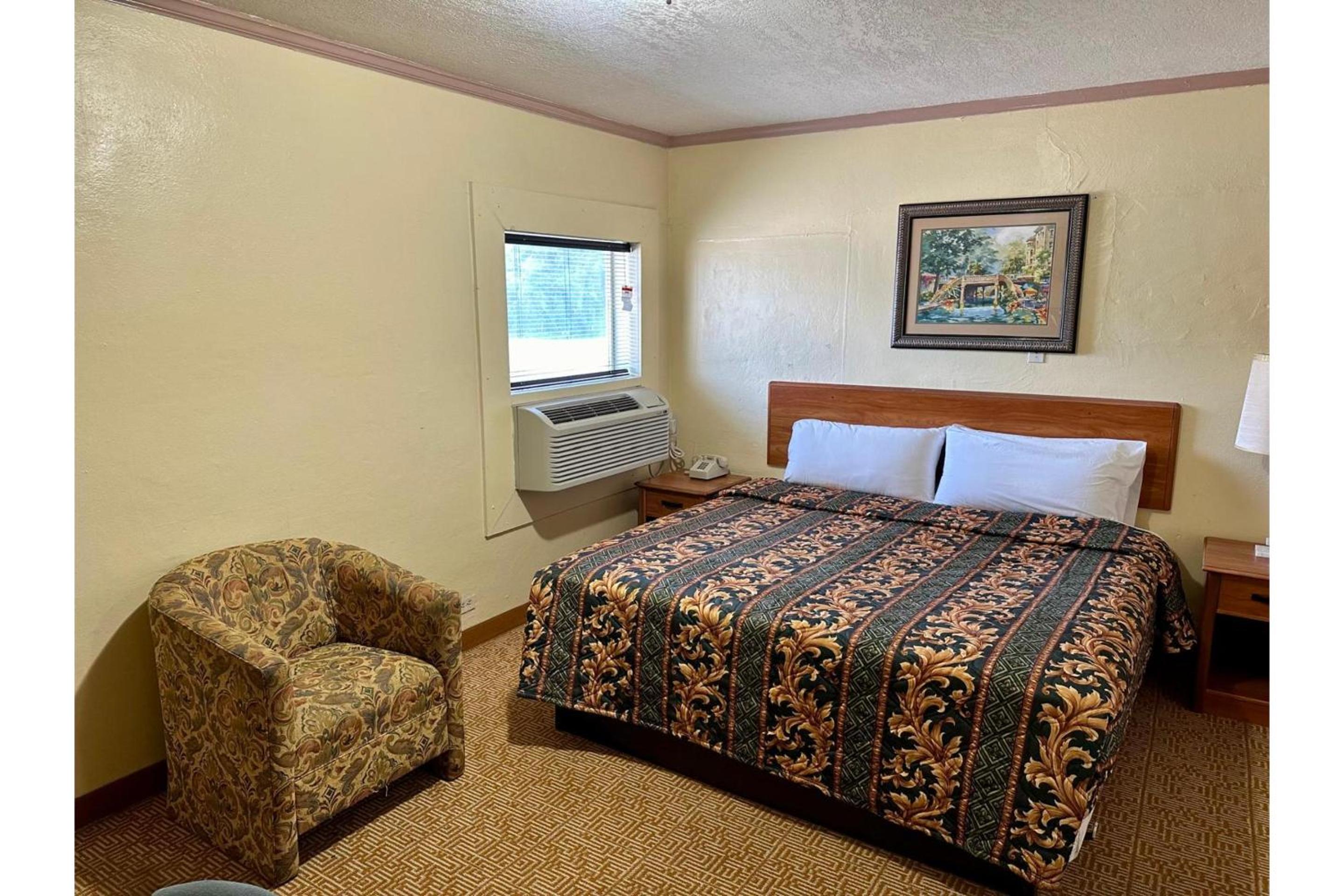 King Bed Non-Smoking - Photo 3