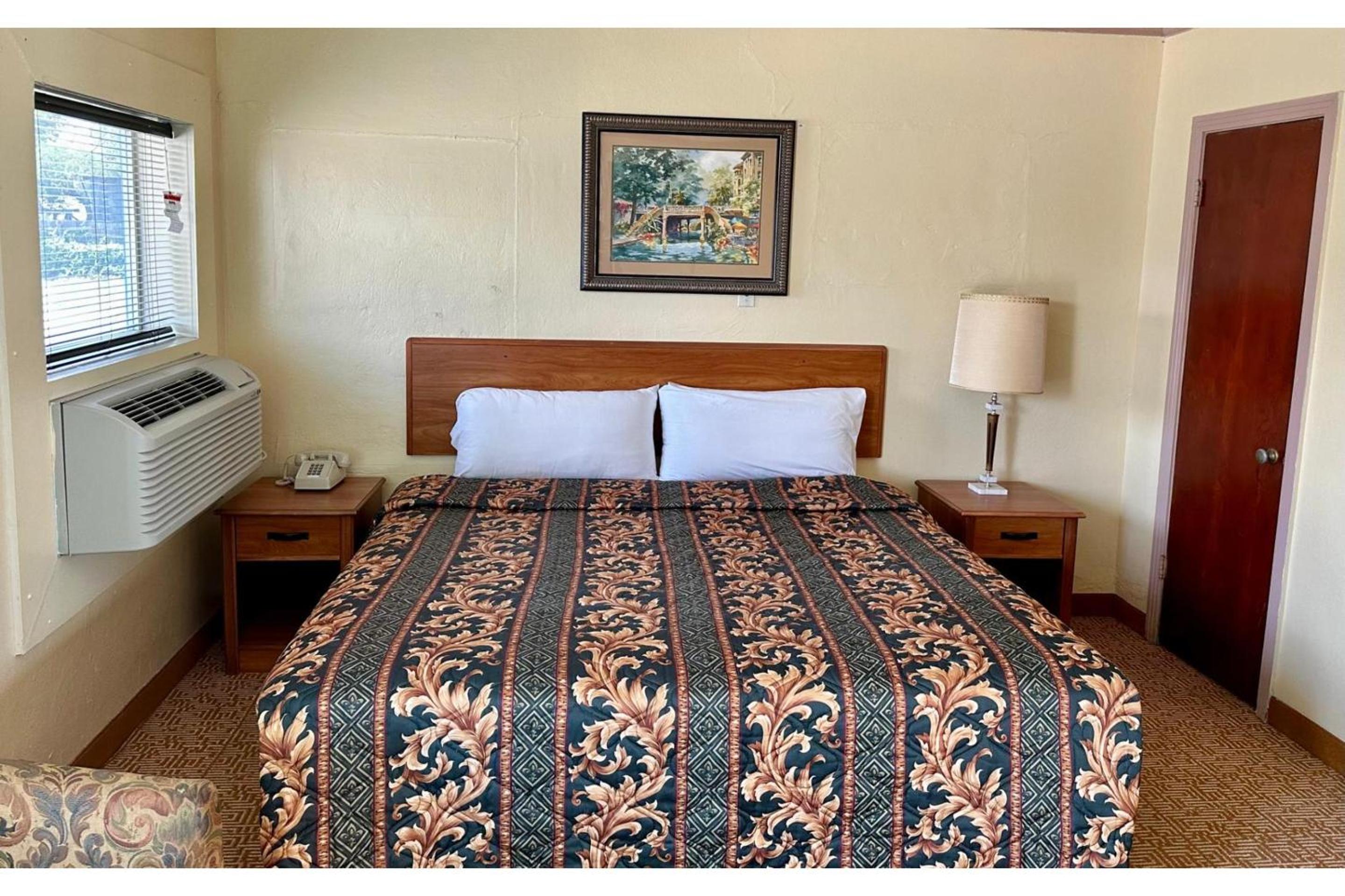 King Bed Non-Smoking - Photo 4