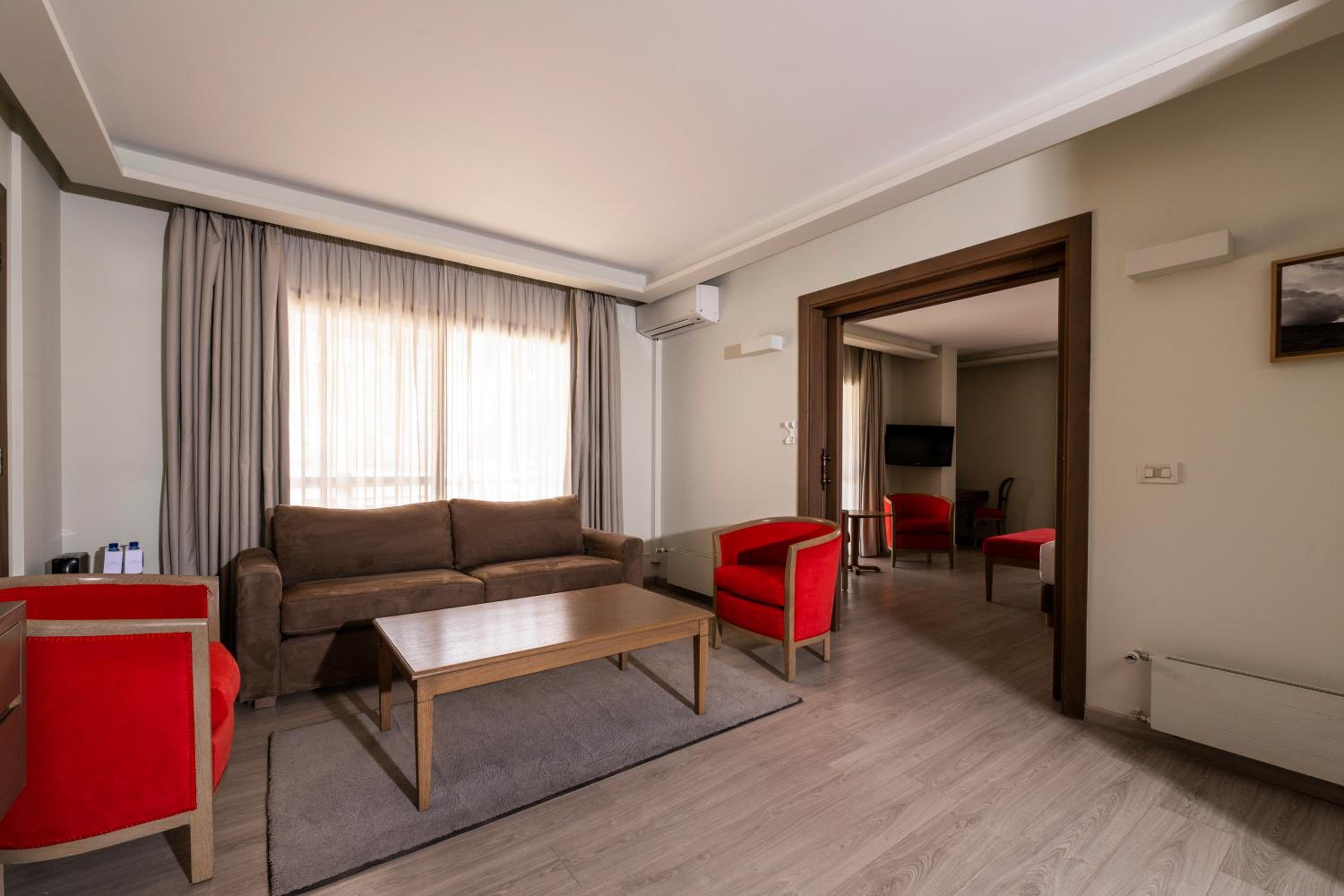 One-Bedroom Suite with Slopes View