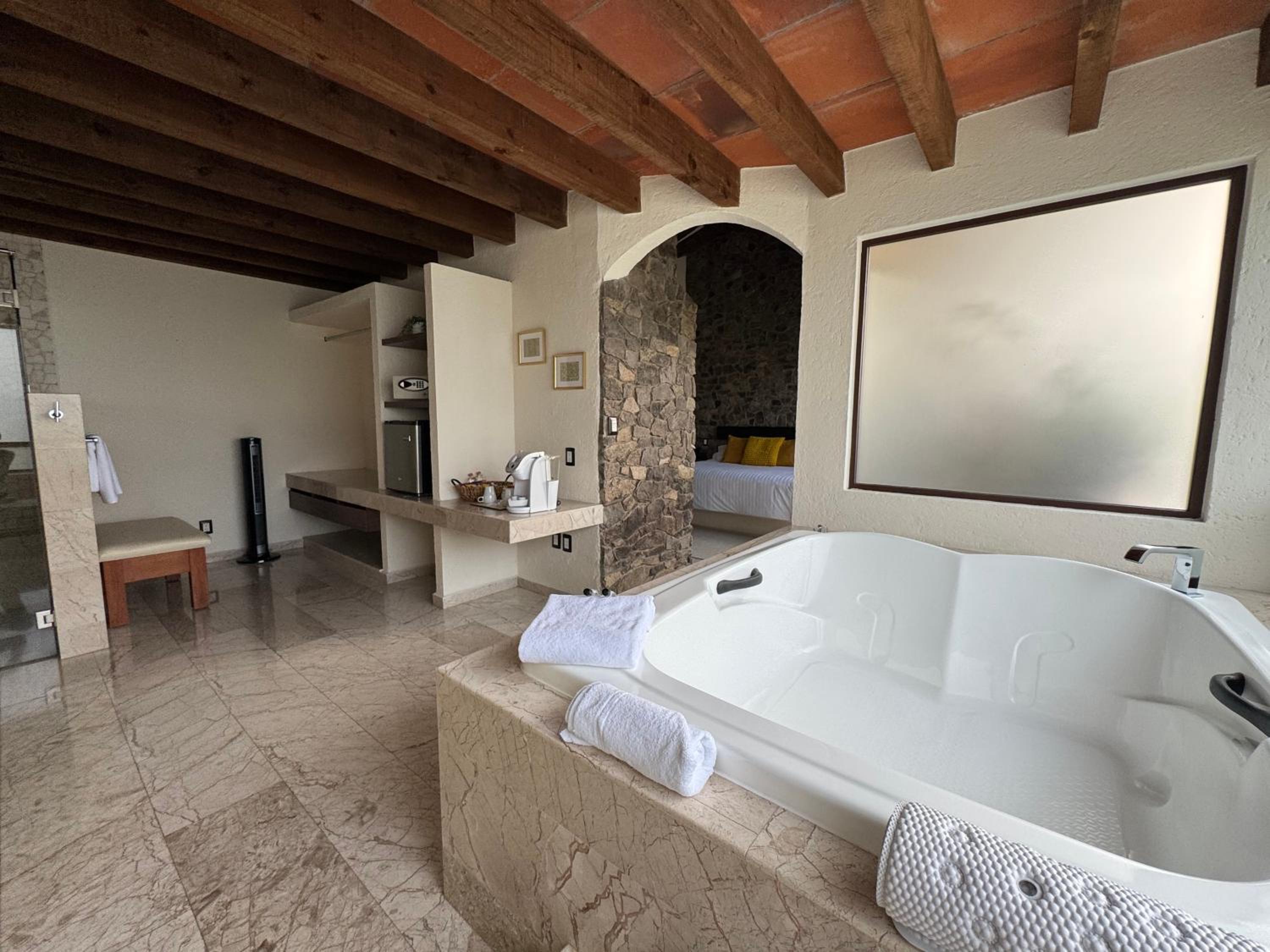 Deluxe King Suite photo 3