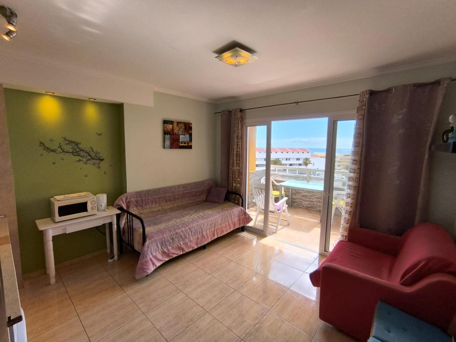 Apartamento de una habitación con vista al mar y balcón.