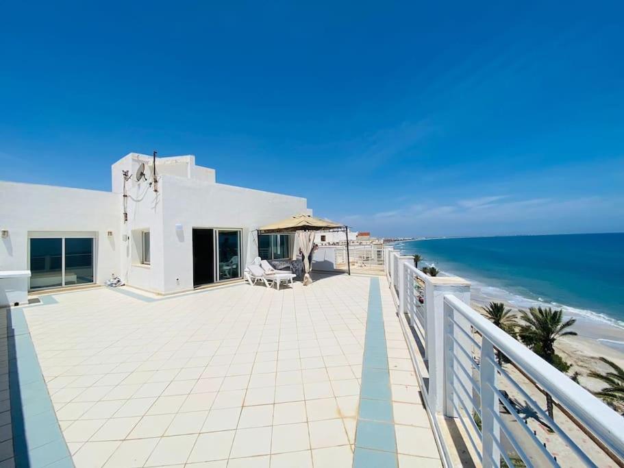 Three-Bedroom Apartment With Sea View photo 3