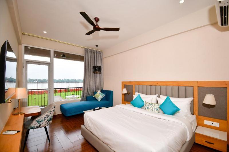 Deluxe Room - Photo 8