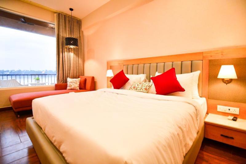 Deluxe Room - Photo 9