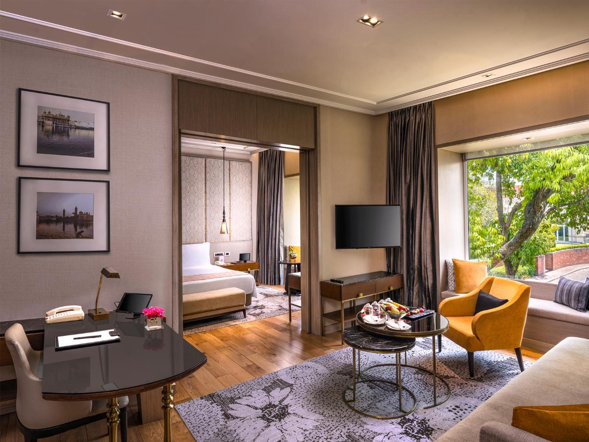 Executive Suite - Photo 2