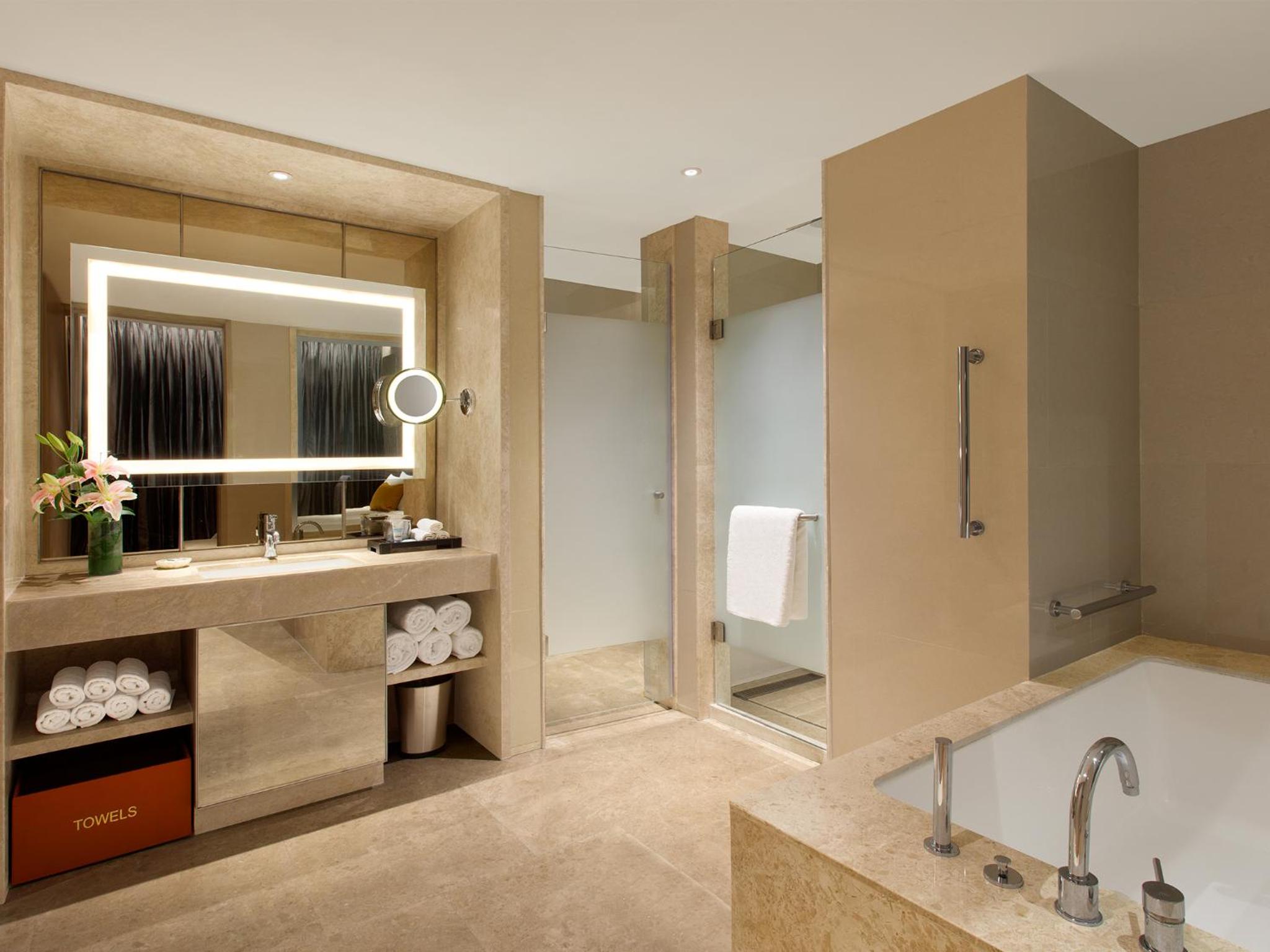 Executive Suite - Photo 3