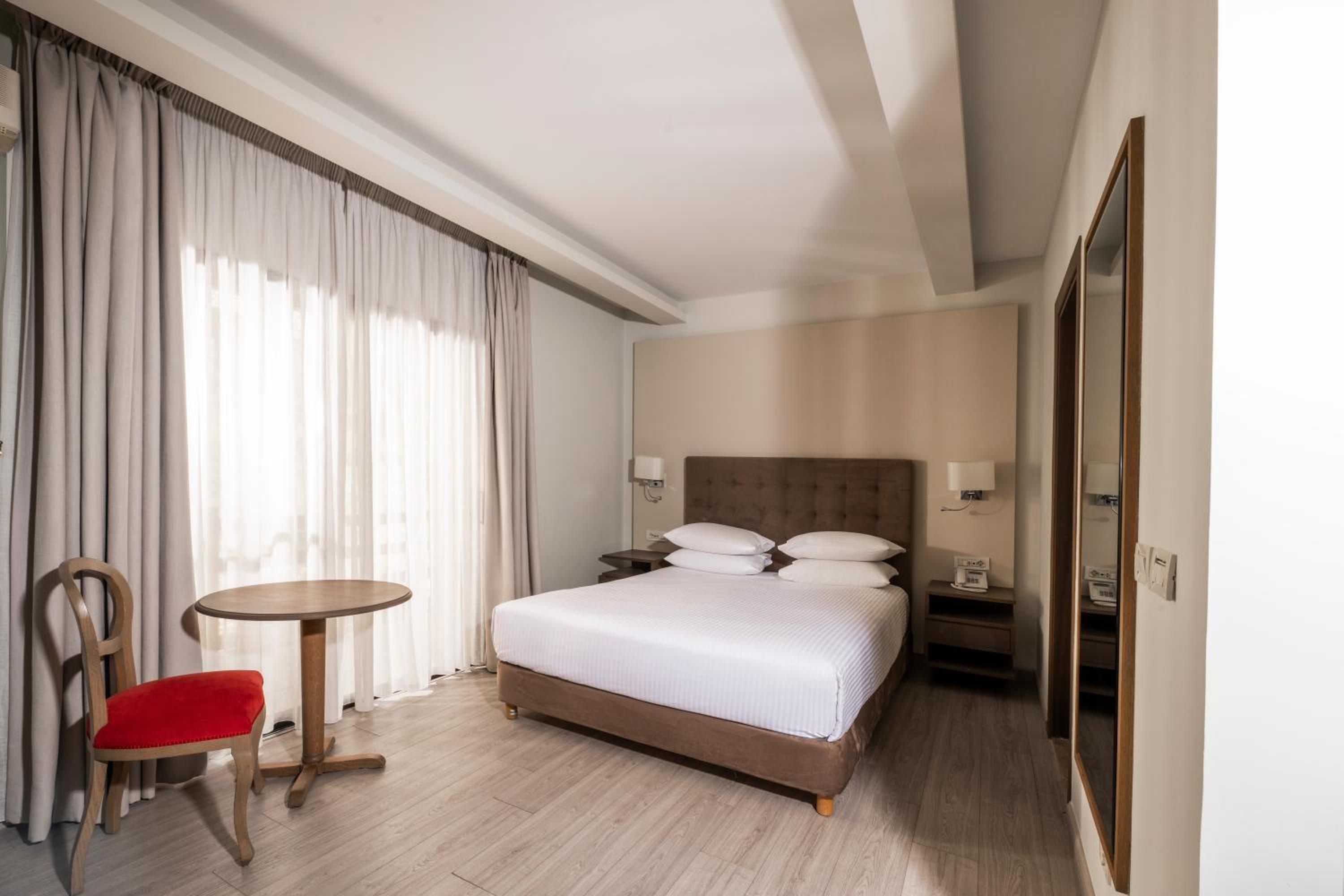 Premium Queen Room with Mountain View