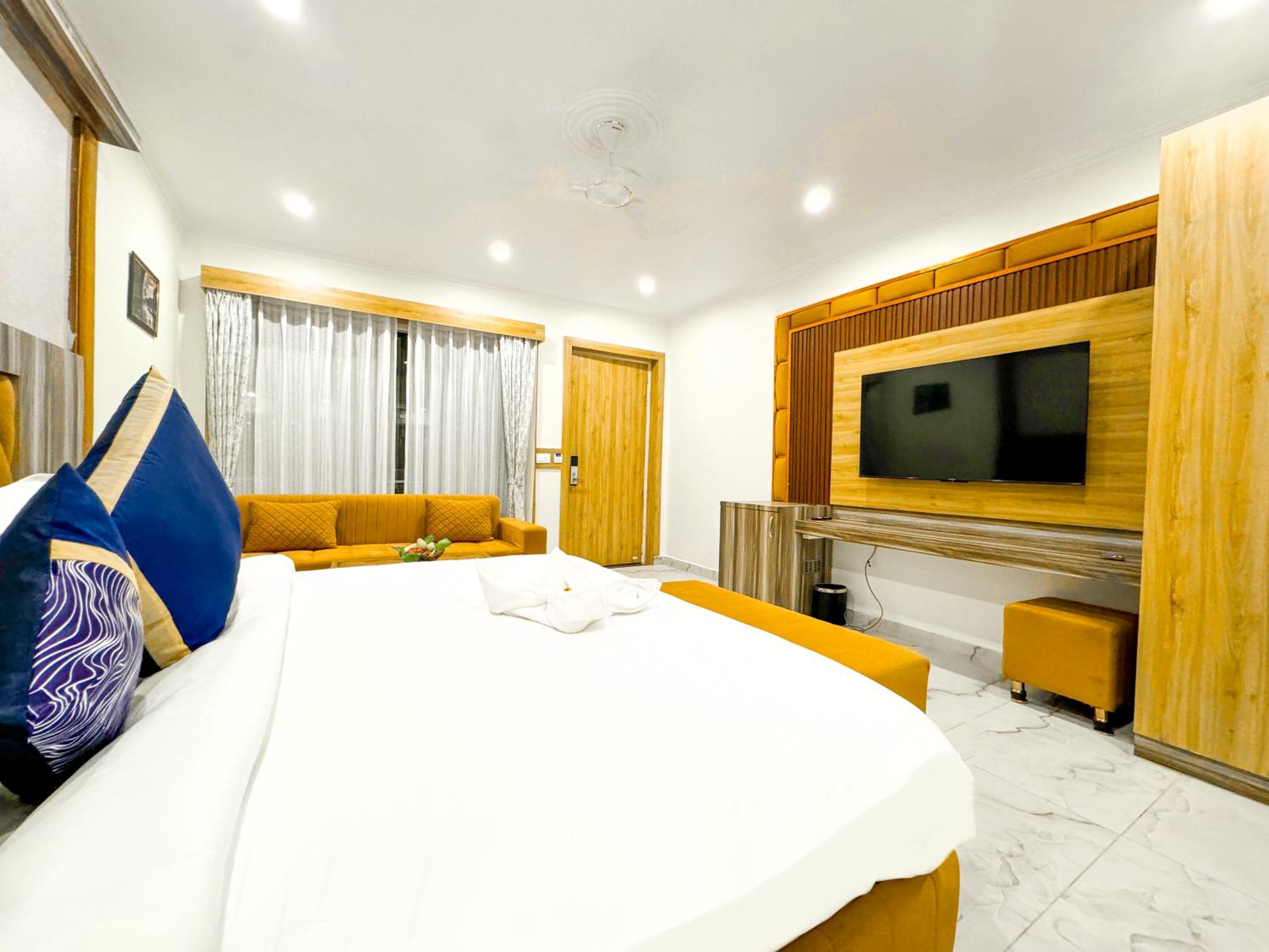 Deluxe Queen Suite