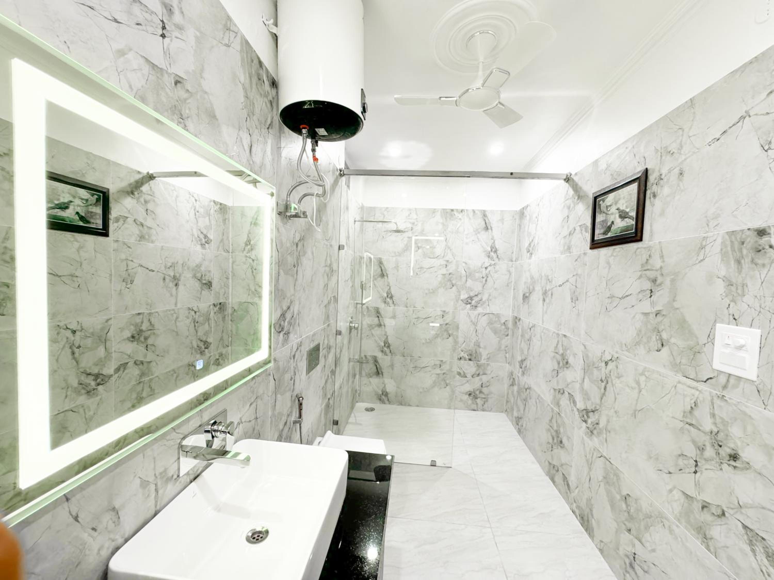 Deluxe Queen Suite photo 2