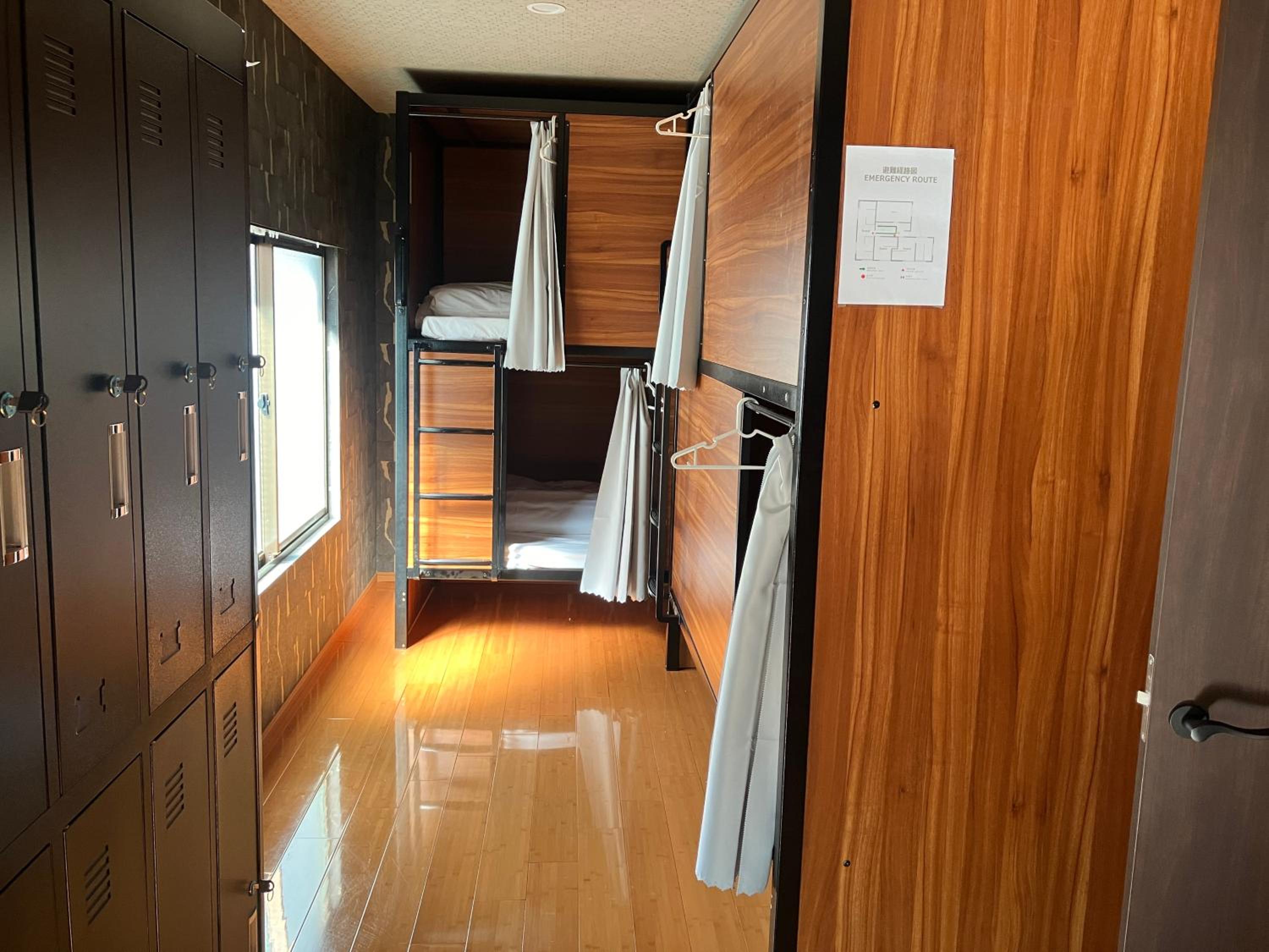 Single Bed in Mixed Dormitory Room