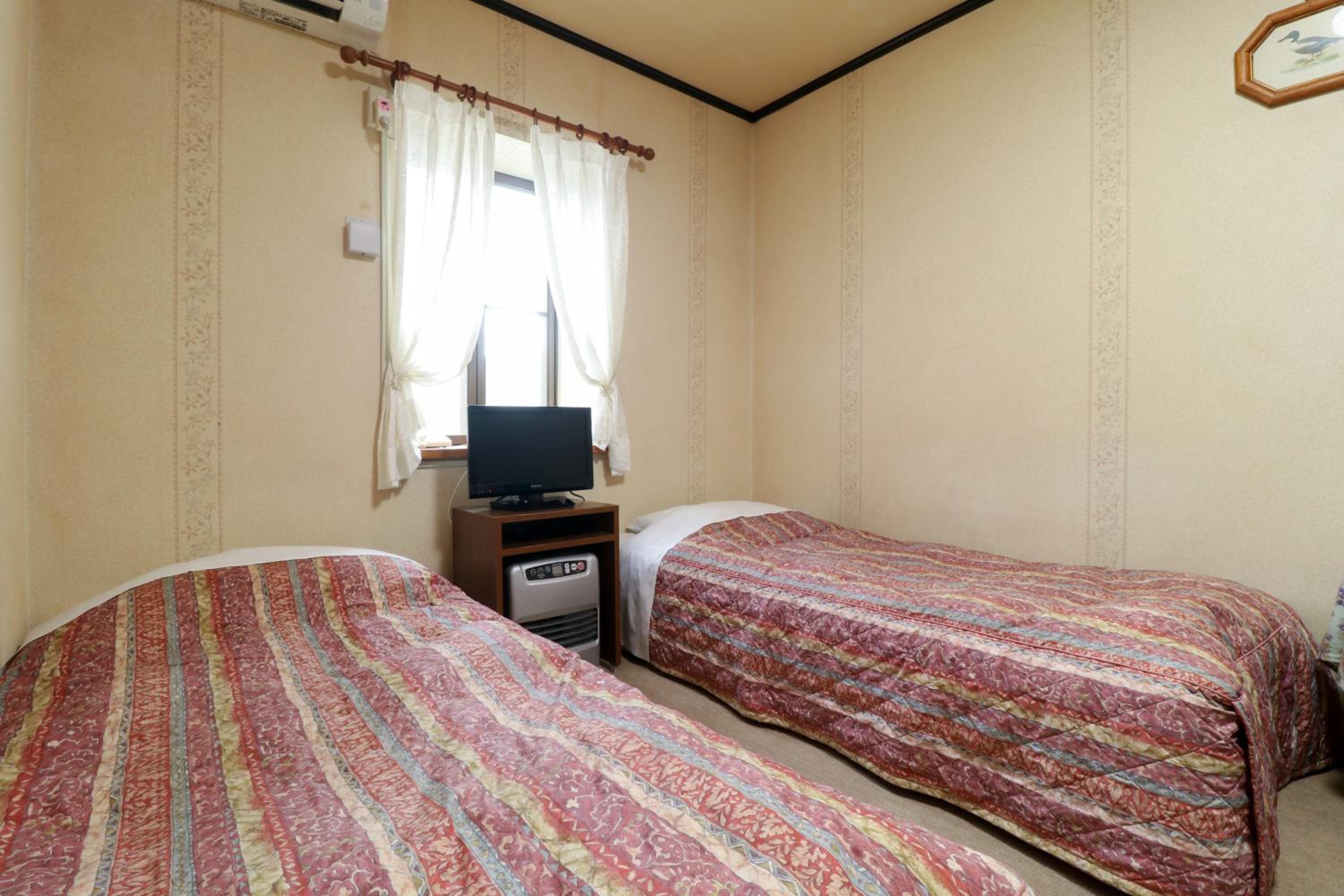Twin Room - Photo 1