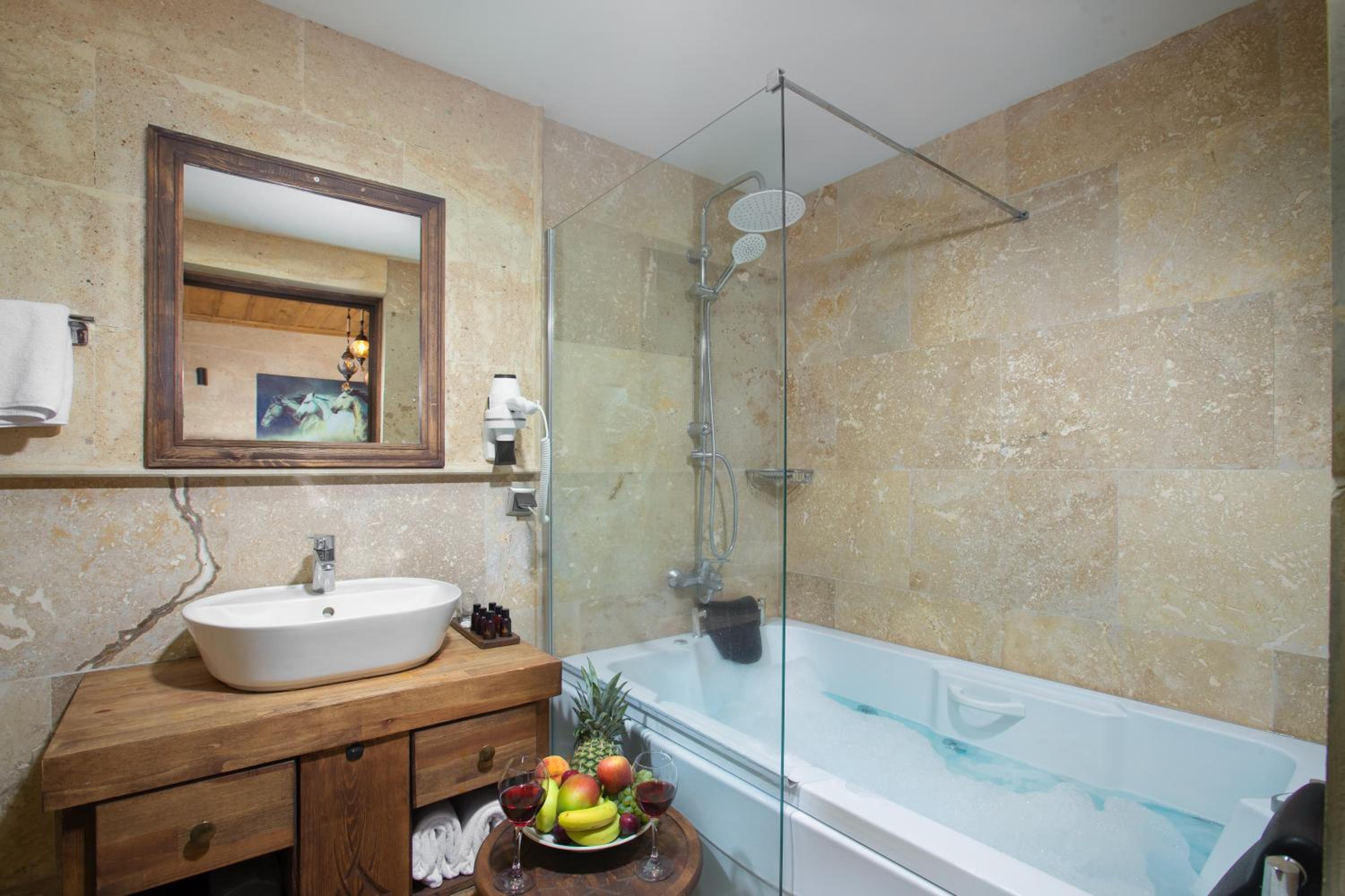 Deluxe Suite with Hot Tub - Photo 4
