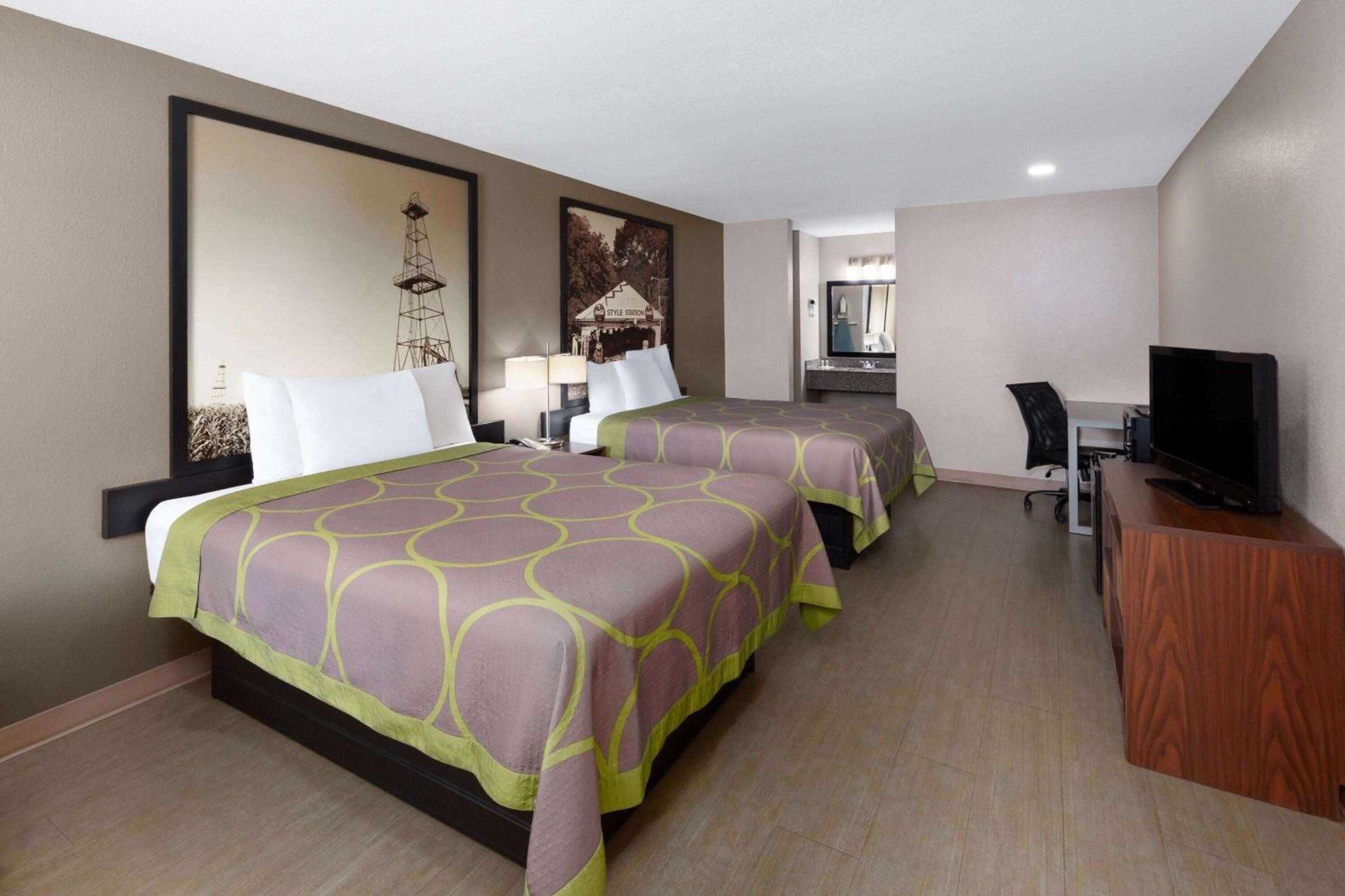 Queen Room with Two Queen Beds - Non-Smoking - Photo 1