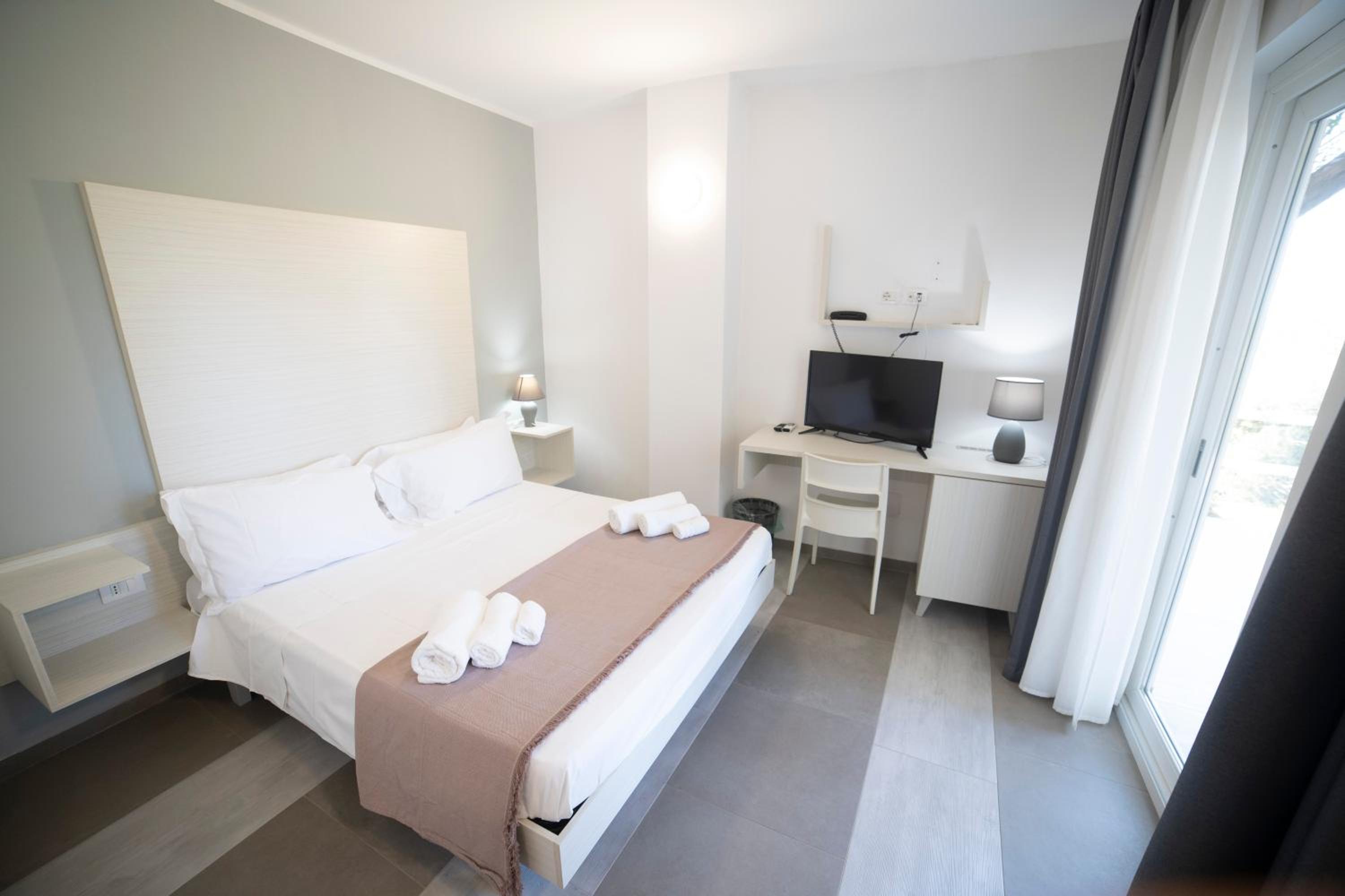 Double Room with Pool View - Photo 3