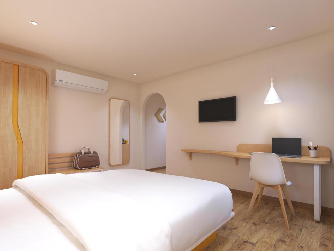 Deluxe King Room - Photo 2