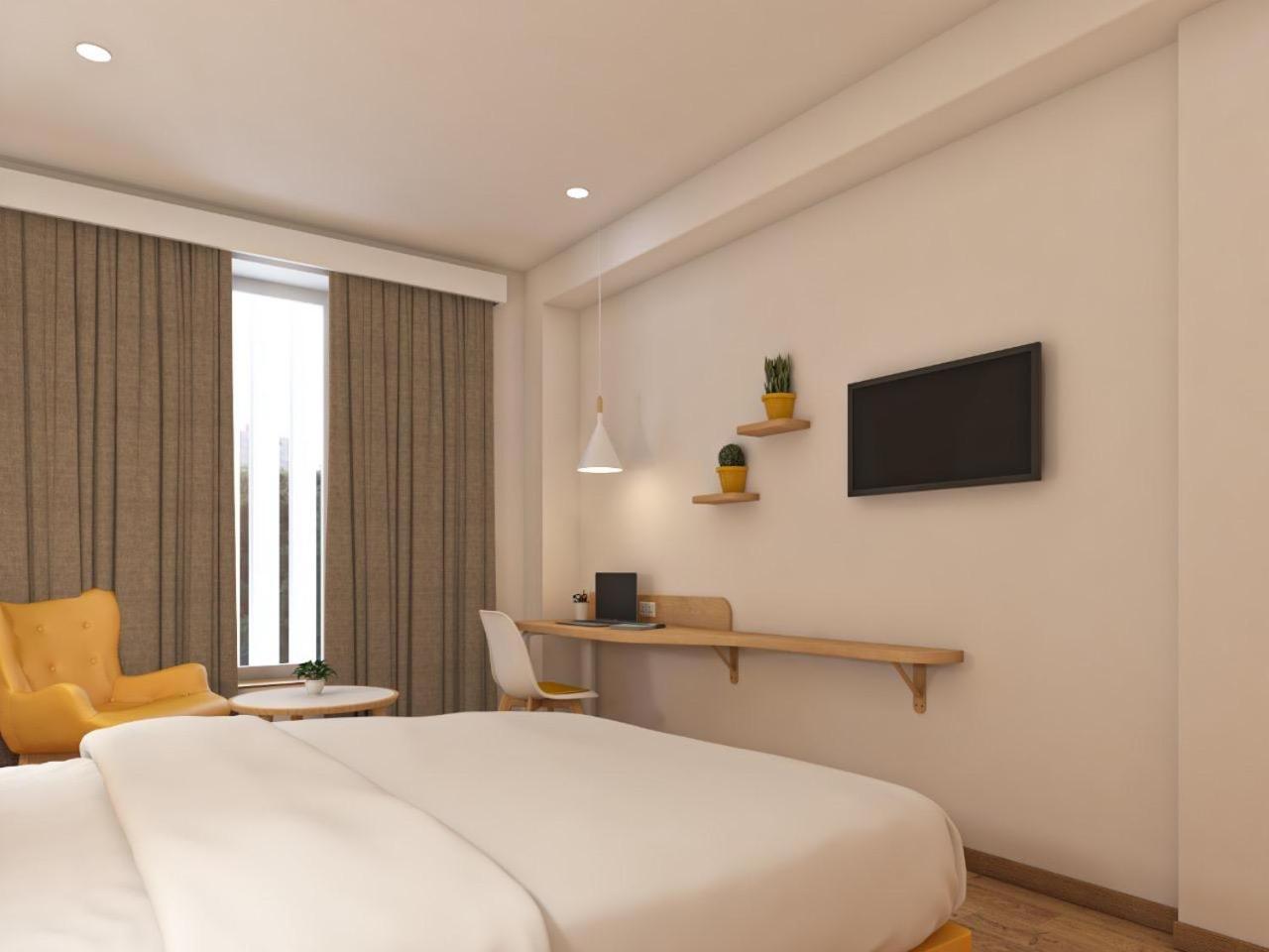 Standard King Room - Photo 5