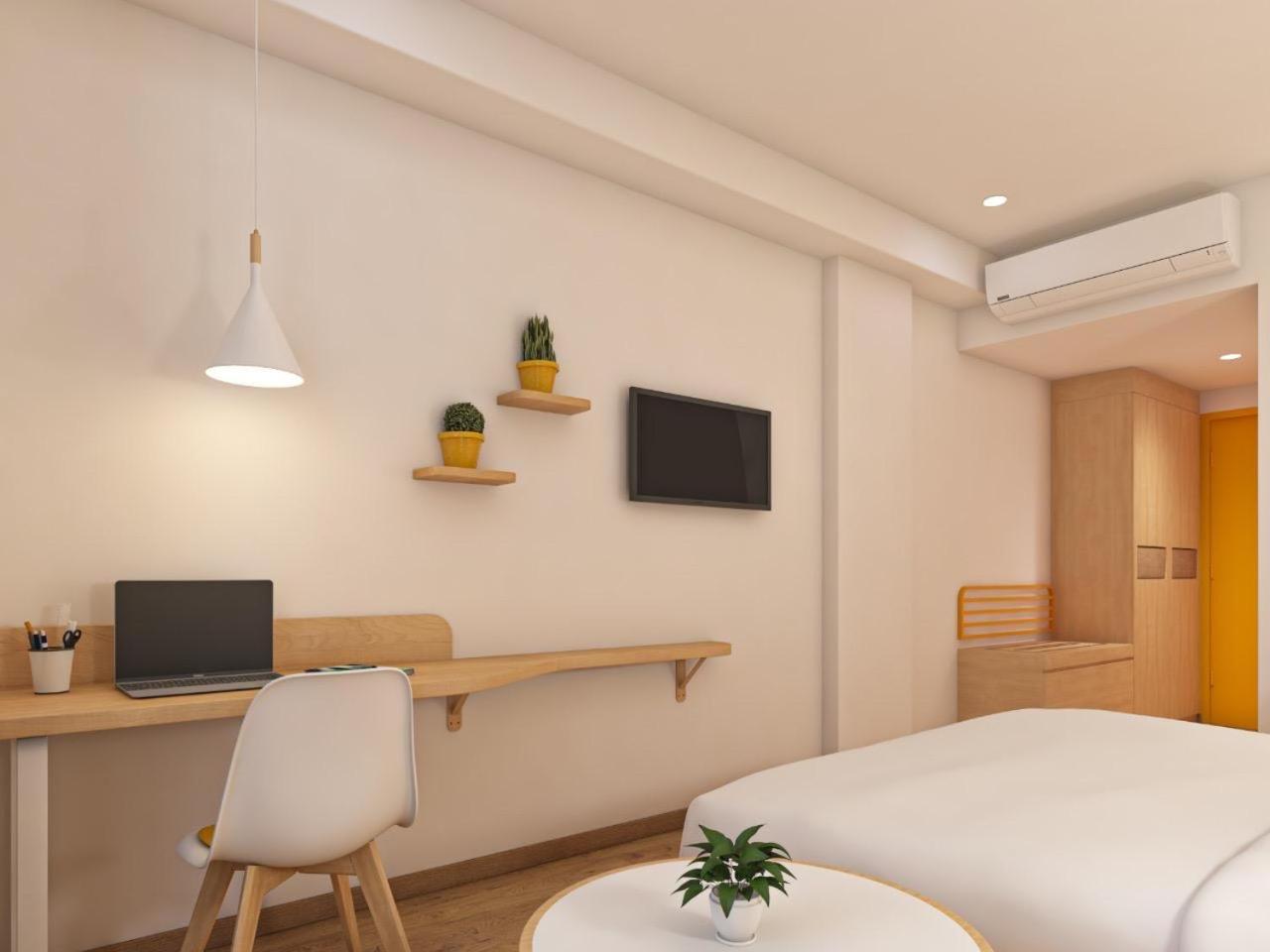 Standard King Room - Photo 6