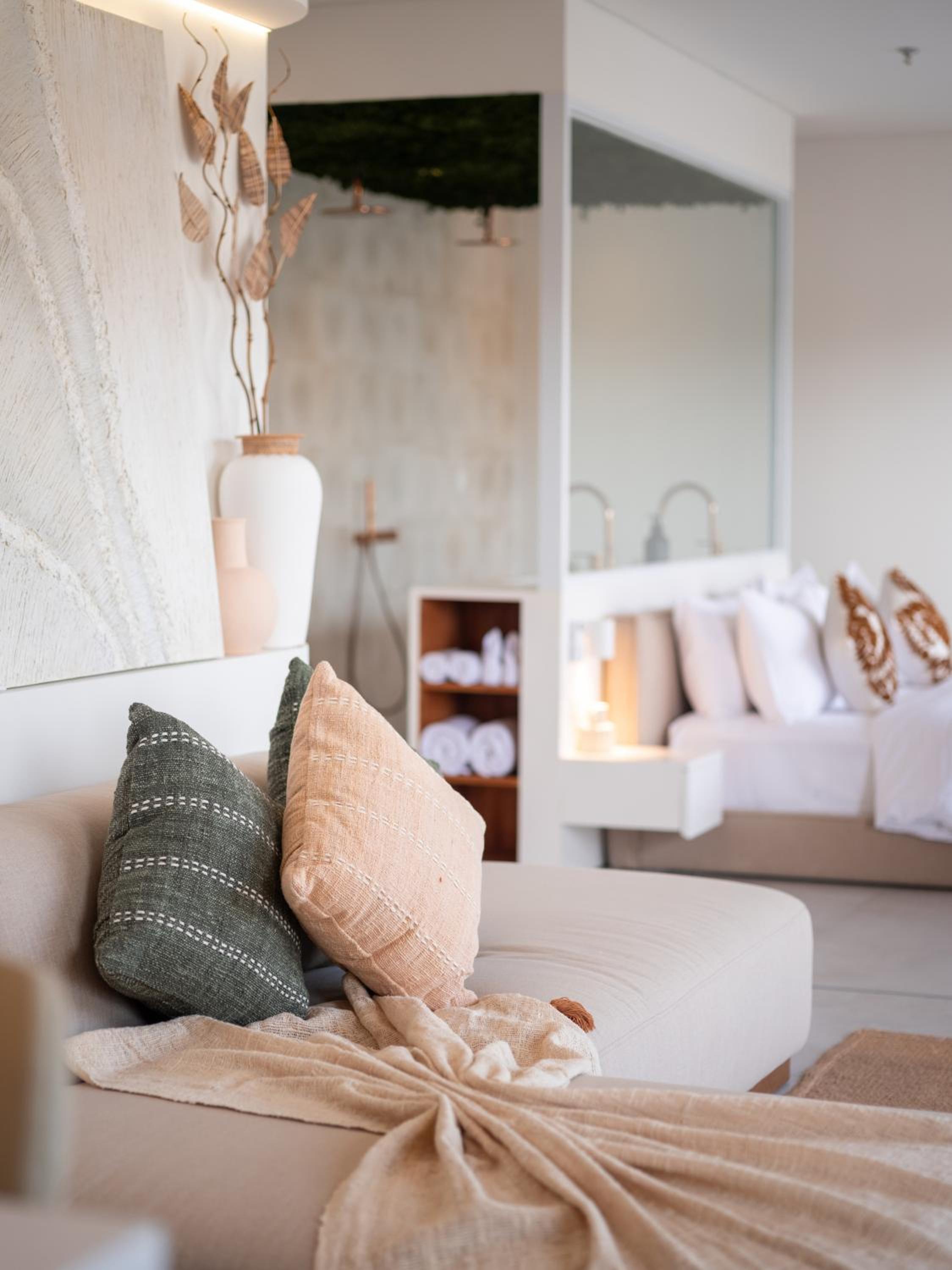 Suite - Photo 25