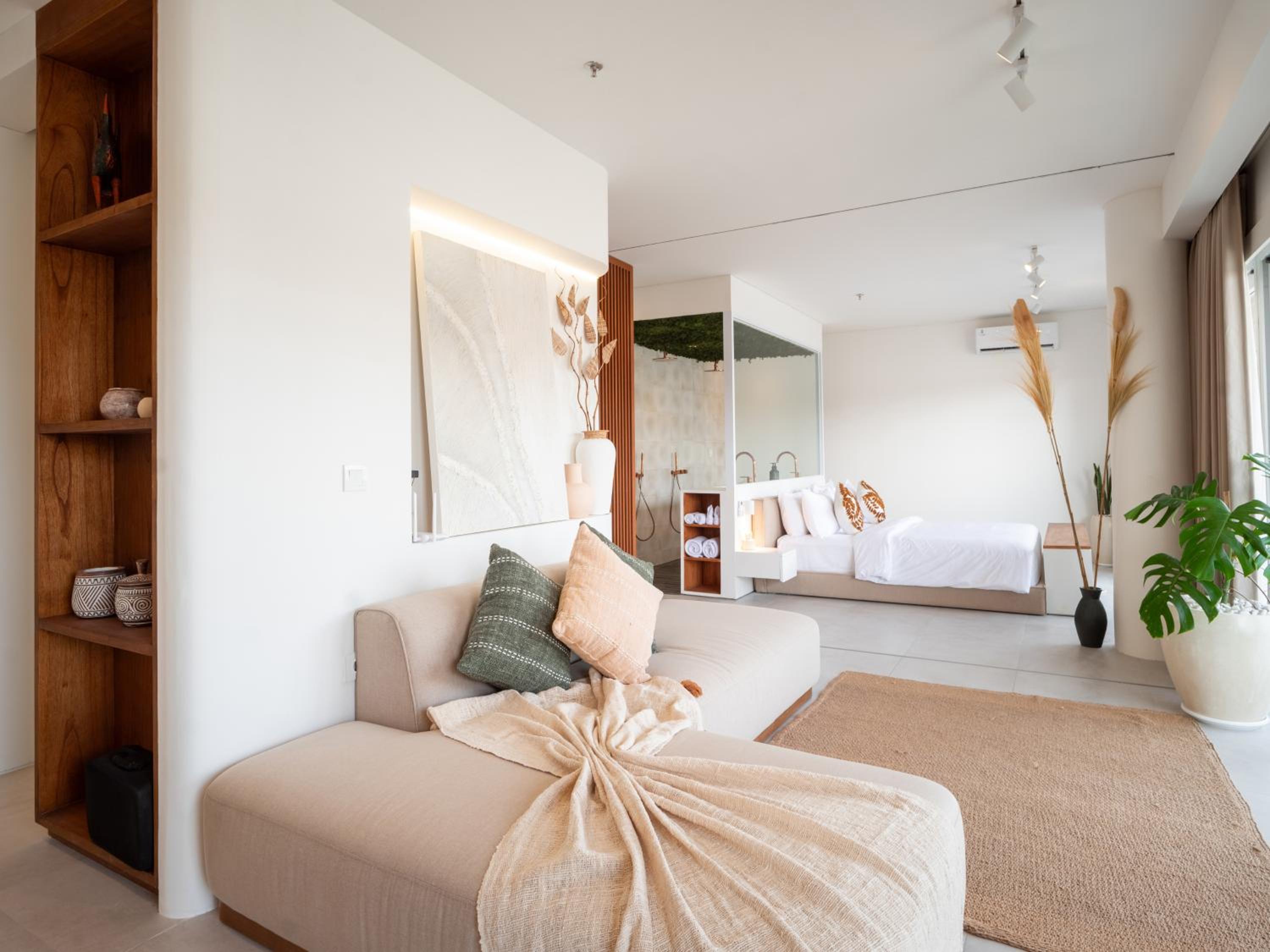 Suite - Photo 13