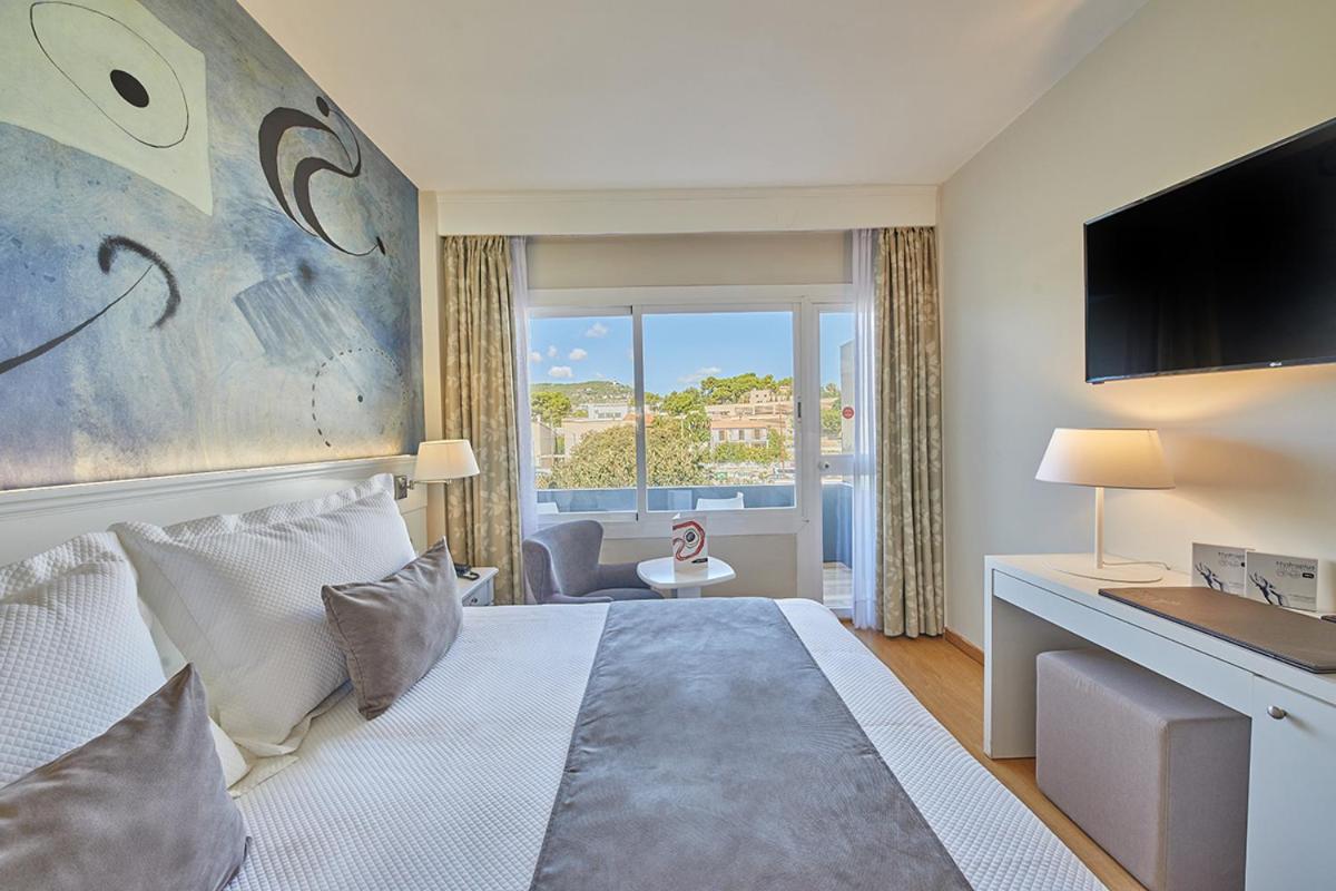 Double or Twin Room with Balcony  (2 Adults + 1 Child) - Photo 1