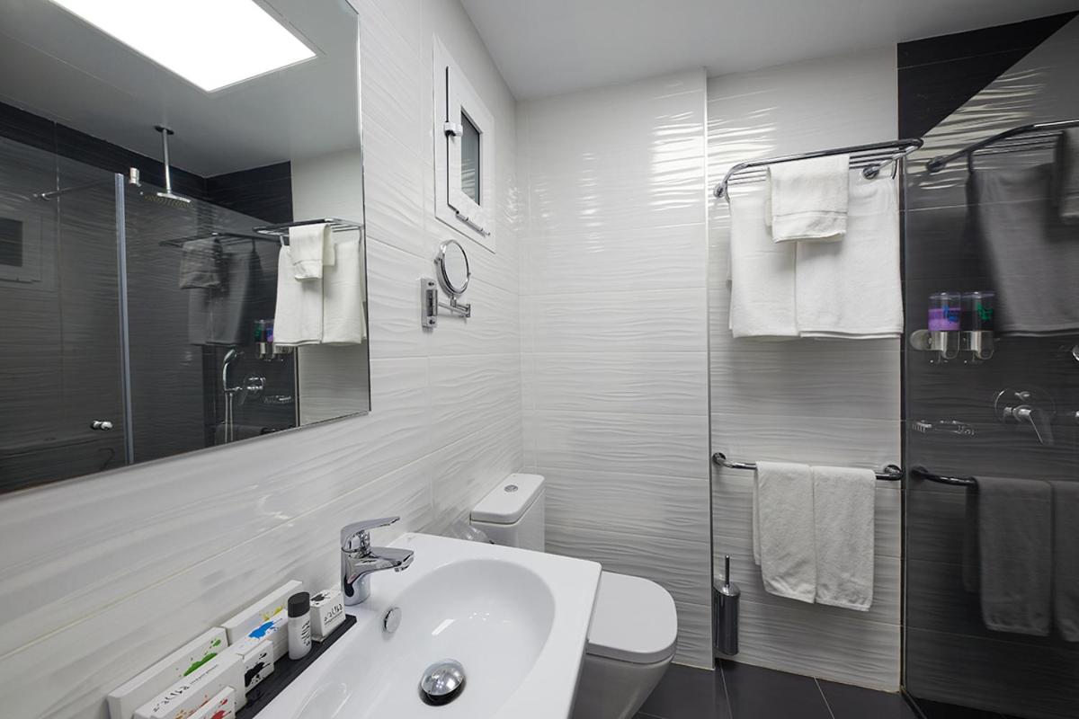 Double or Twin Room with Balcony  (2 Adults + 1 Child) - Photo 2