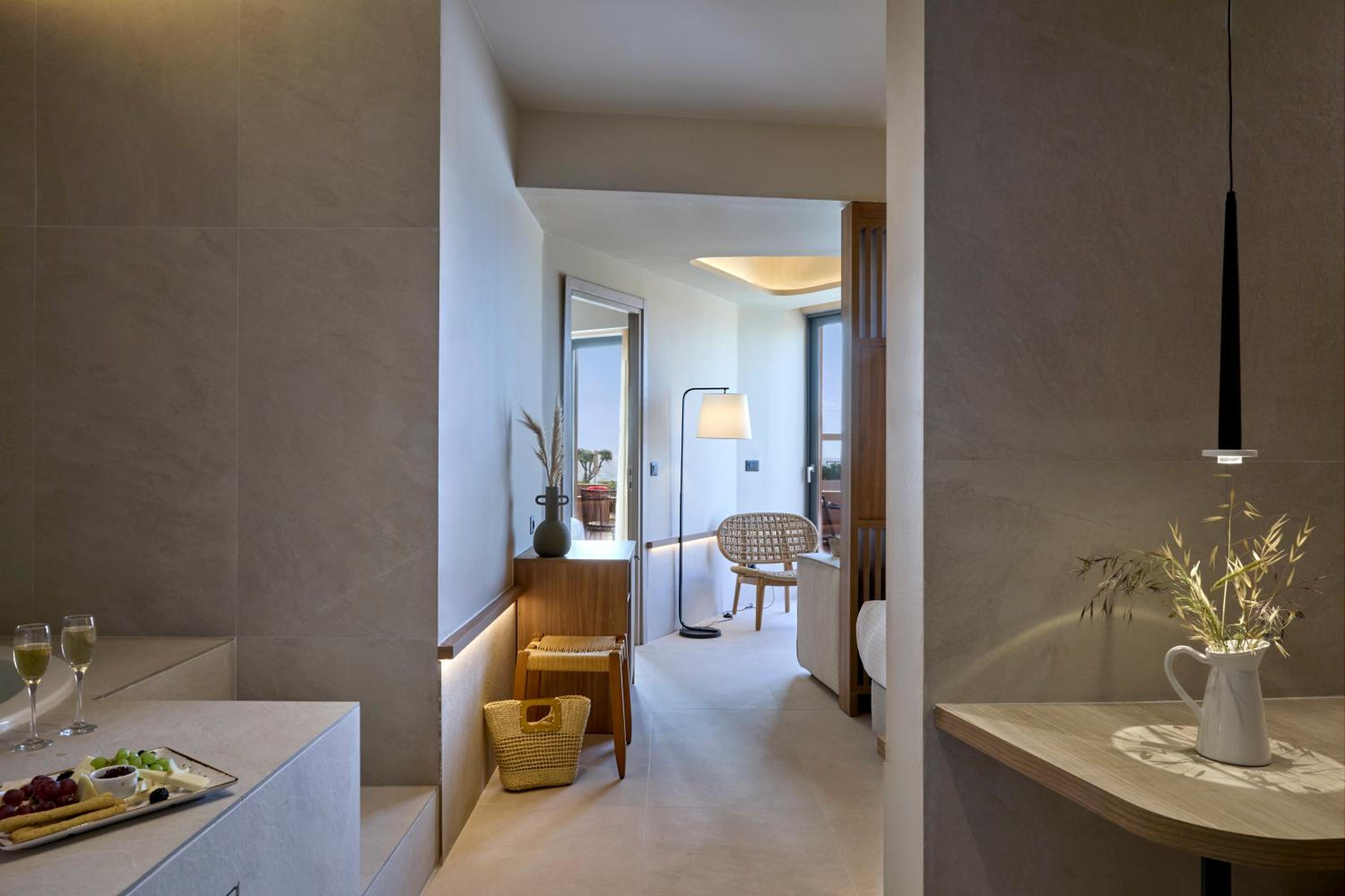 Deluxe Suite Sea View - Photo 1