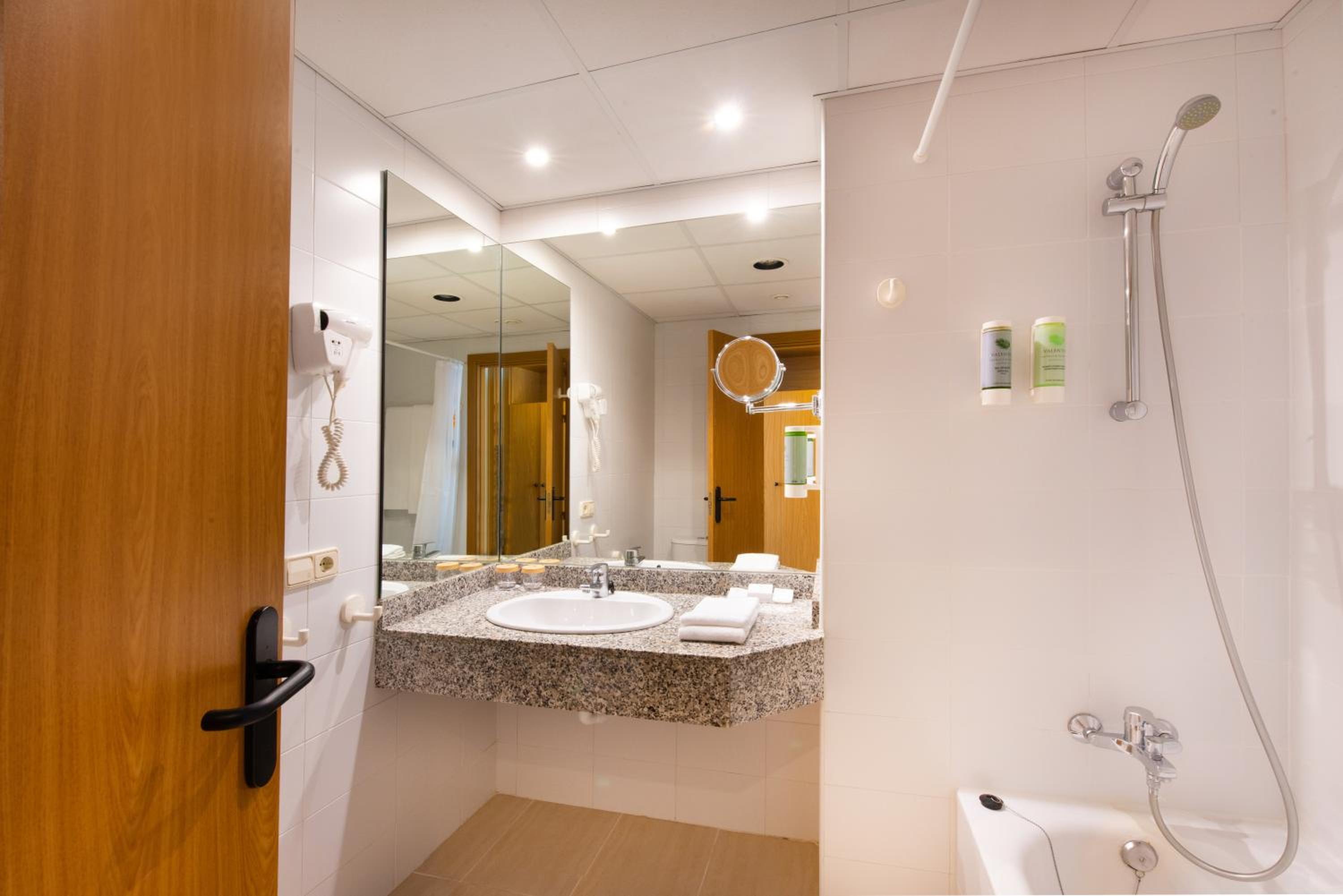 Twin Room with Pool View photo 3