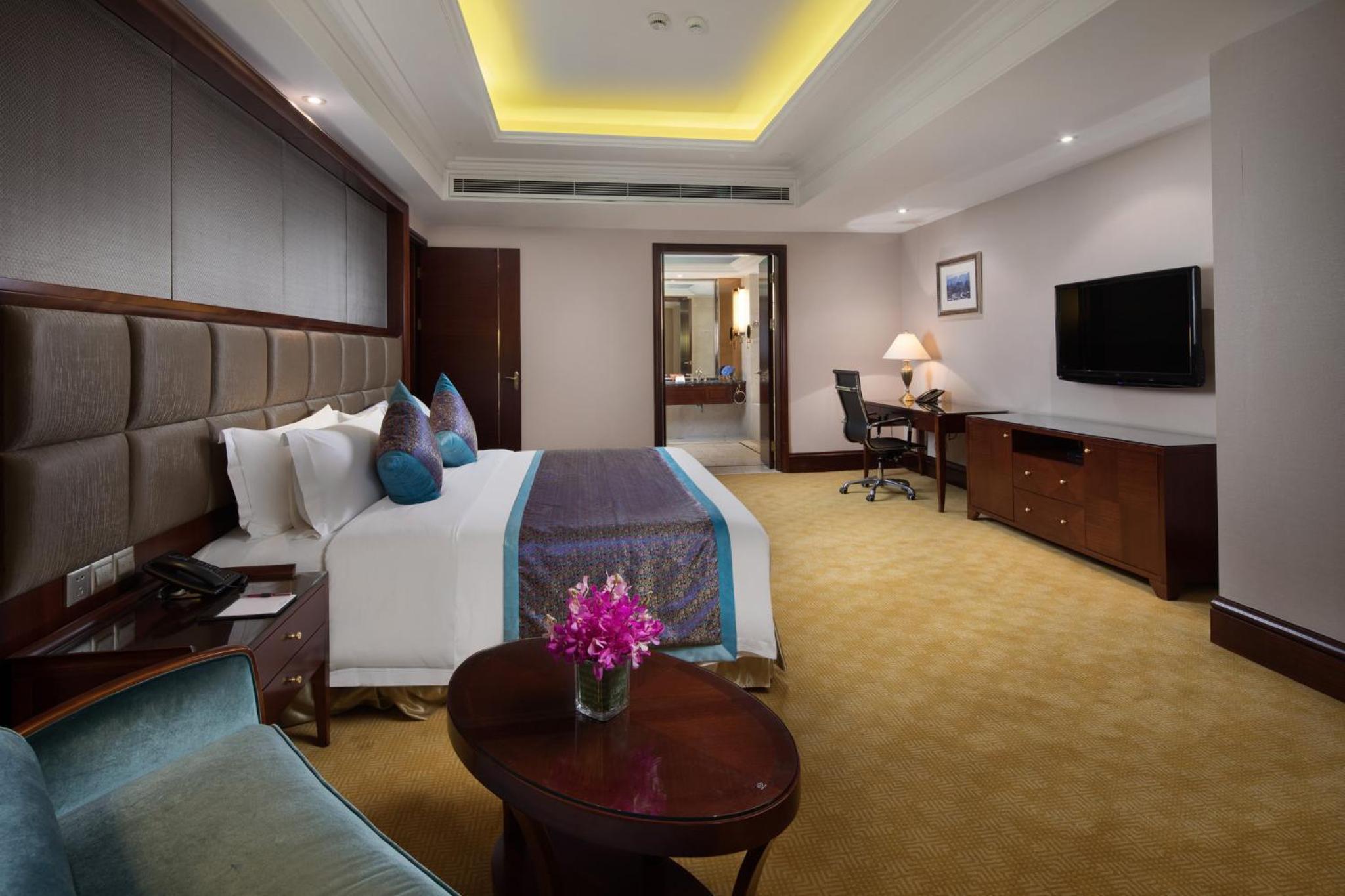 Two Bedrooms Suite with Three Beds - Non-Smoking - Photo 2