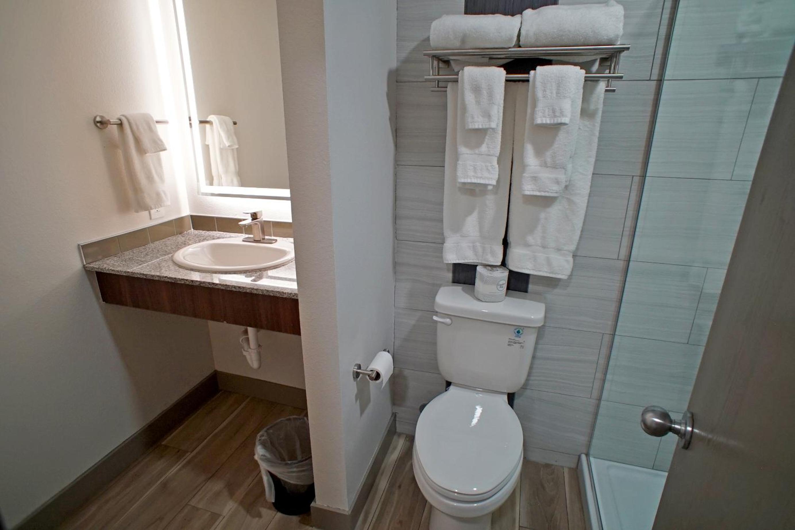 Queen Room - Non-Smoking - Photo 6