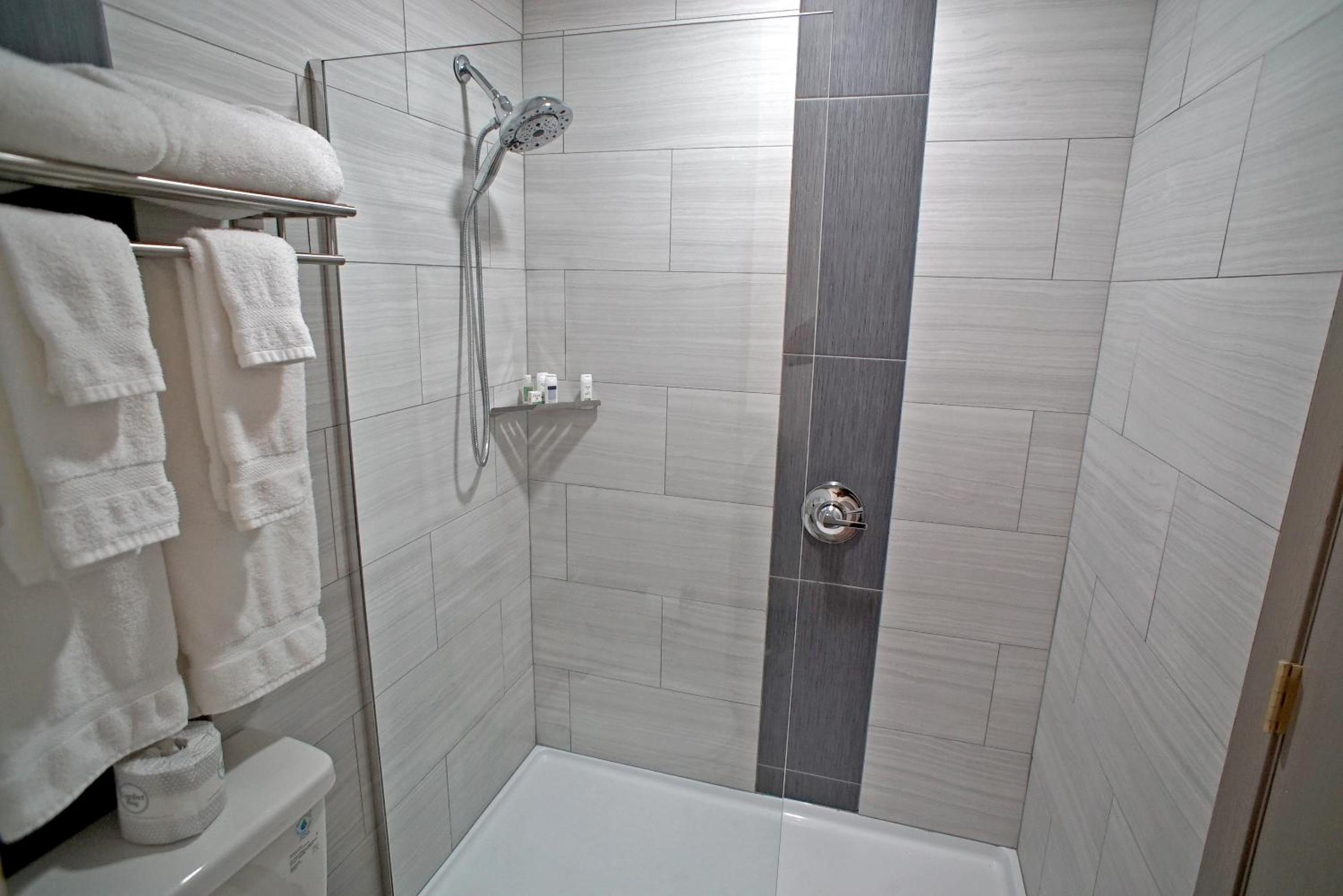 Queen Room - Non-Smoking - Photo 7