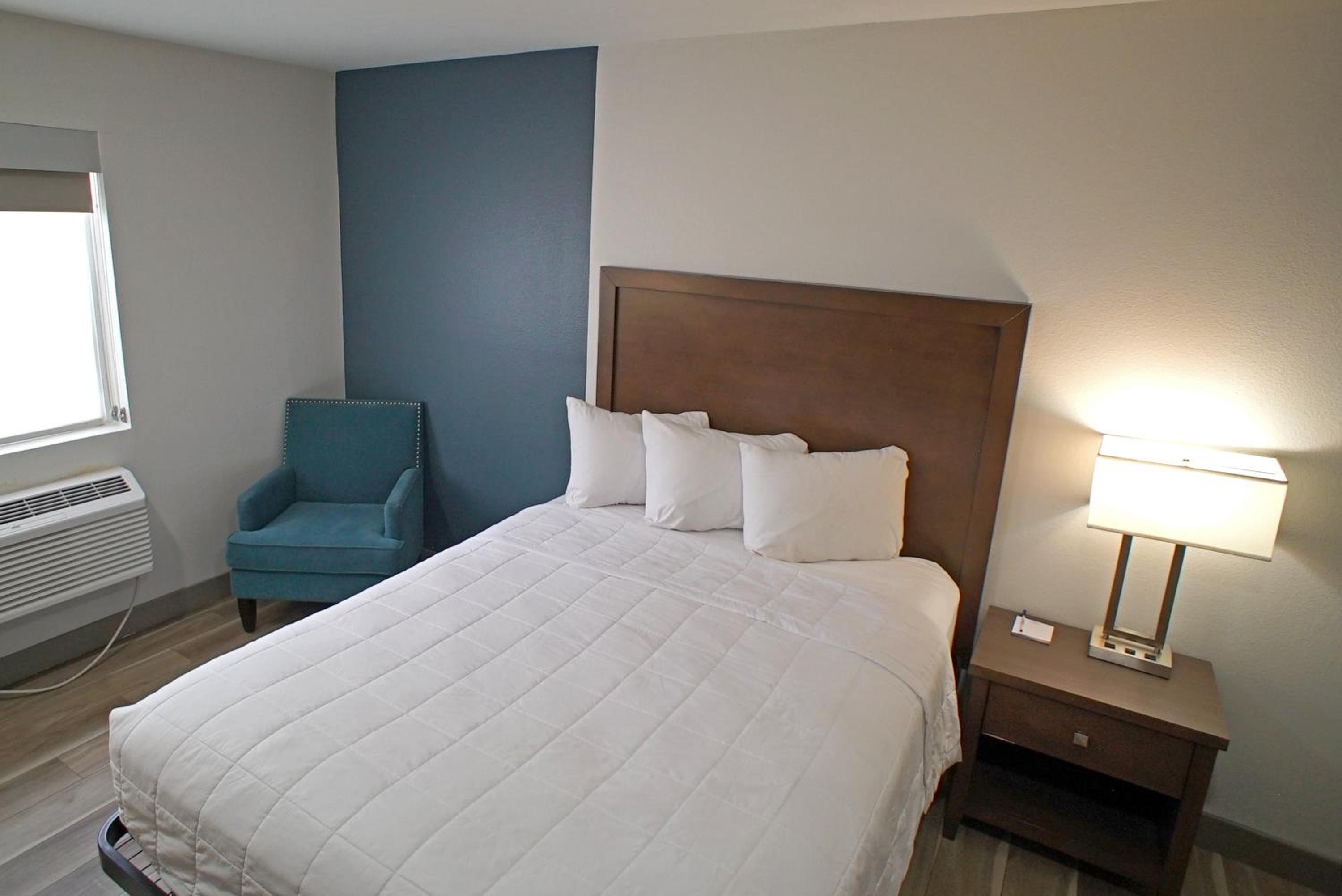 Queen Room - Non-Smoking - Photo 1