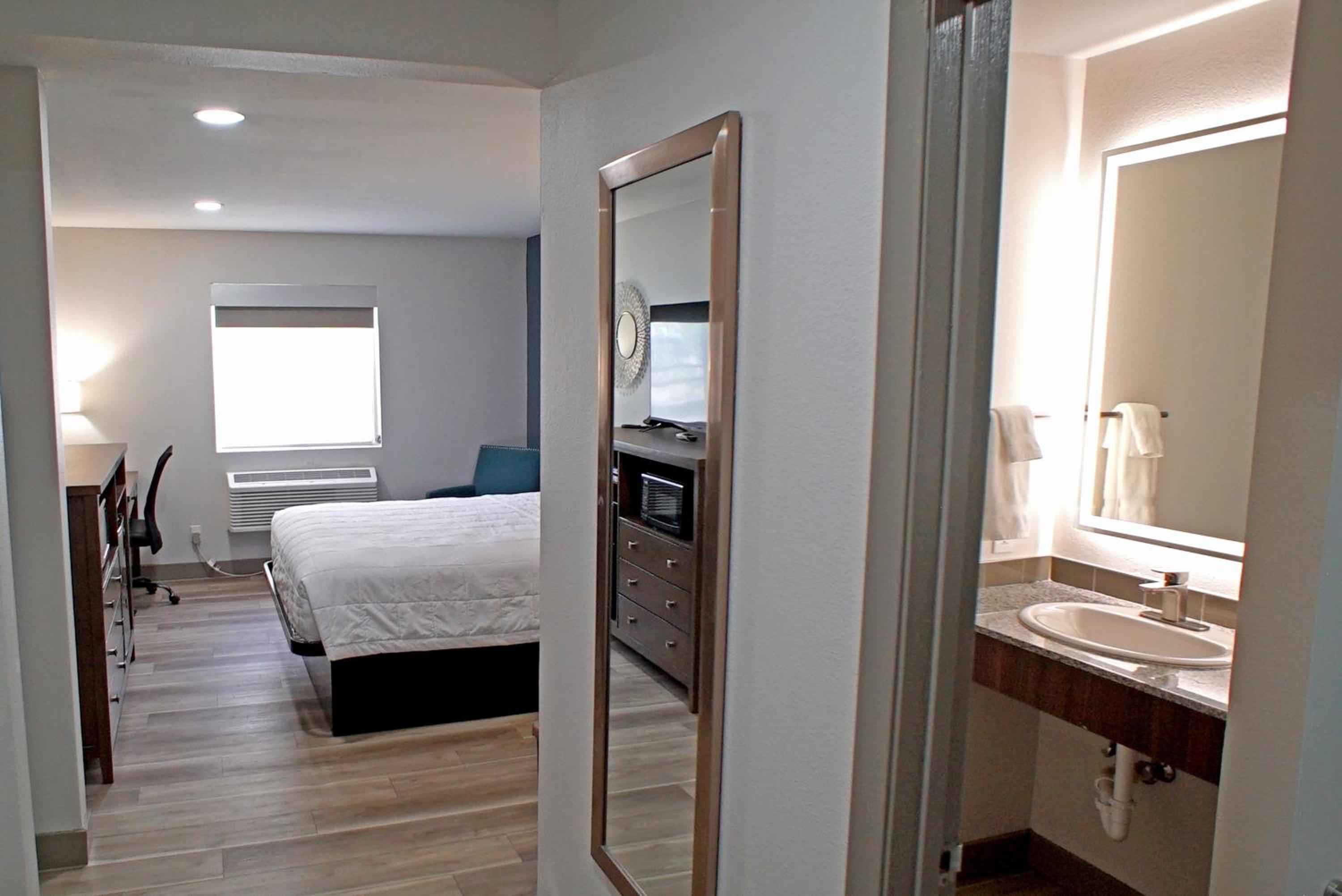 Queen Room - Non-Smoking - Photo 9