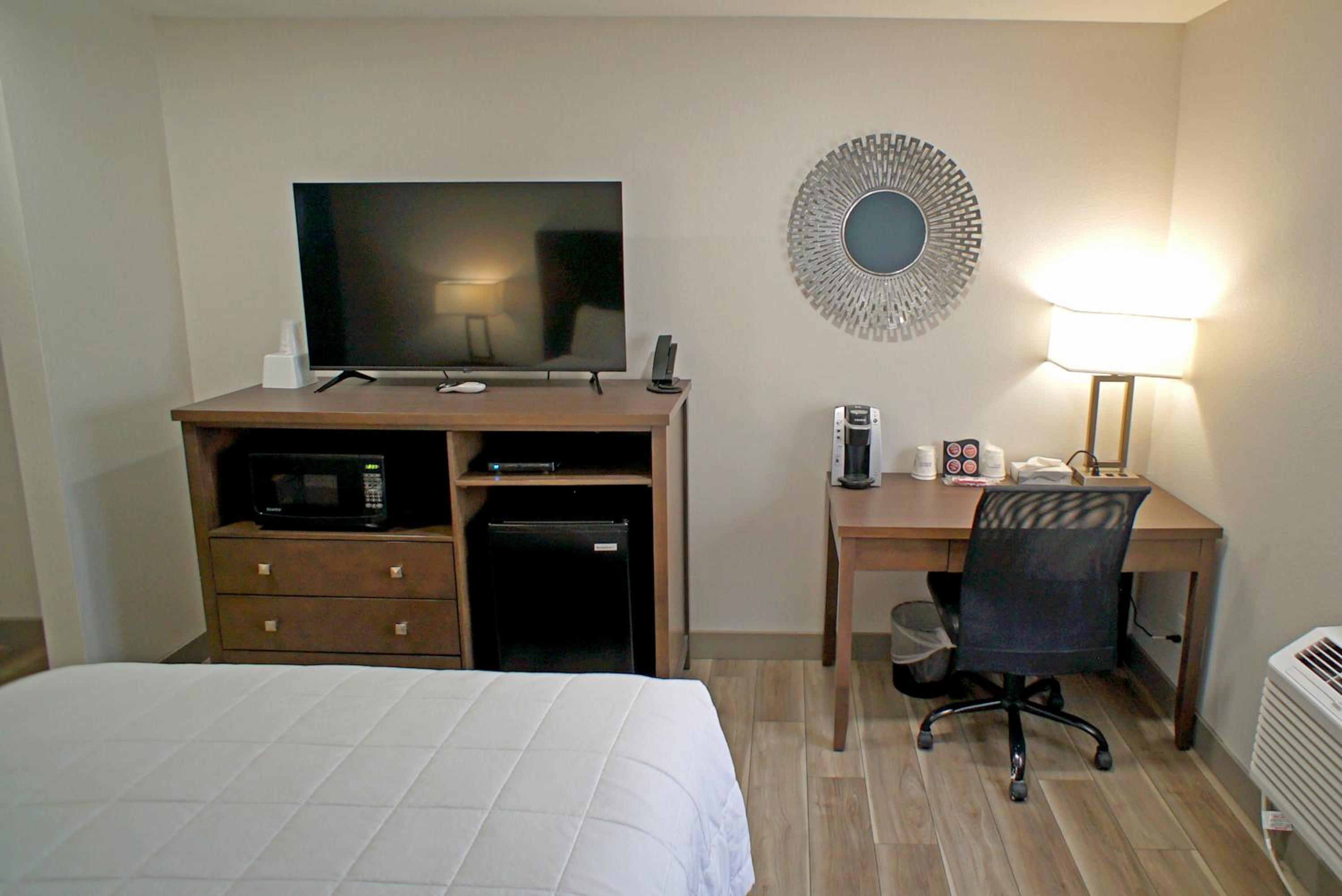 Queen Room - Non-Smoking - Photo 3