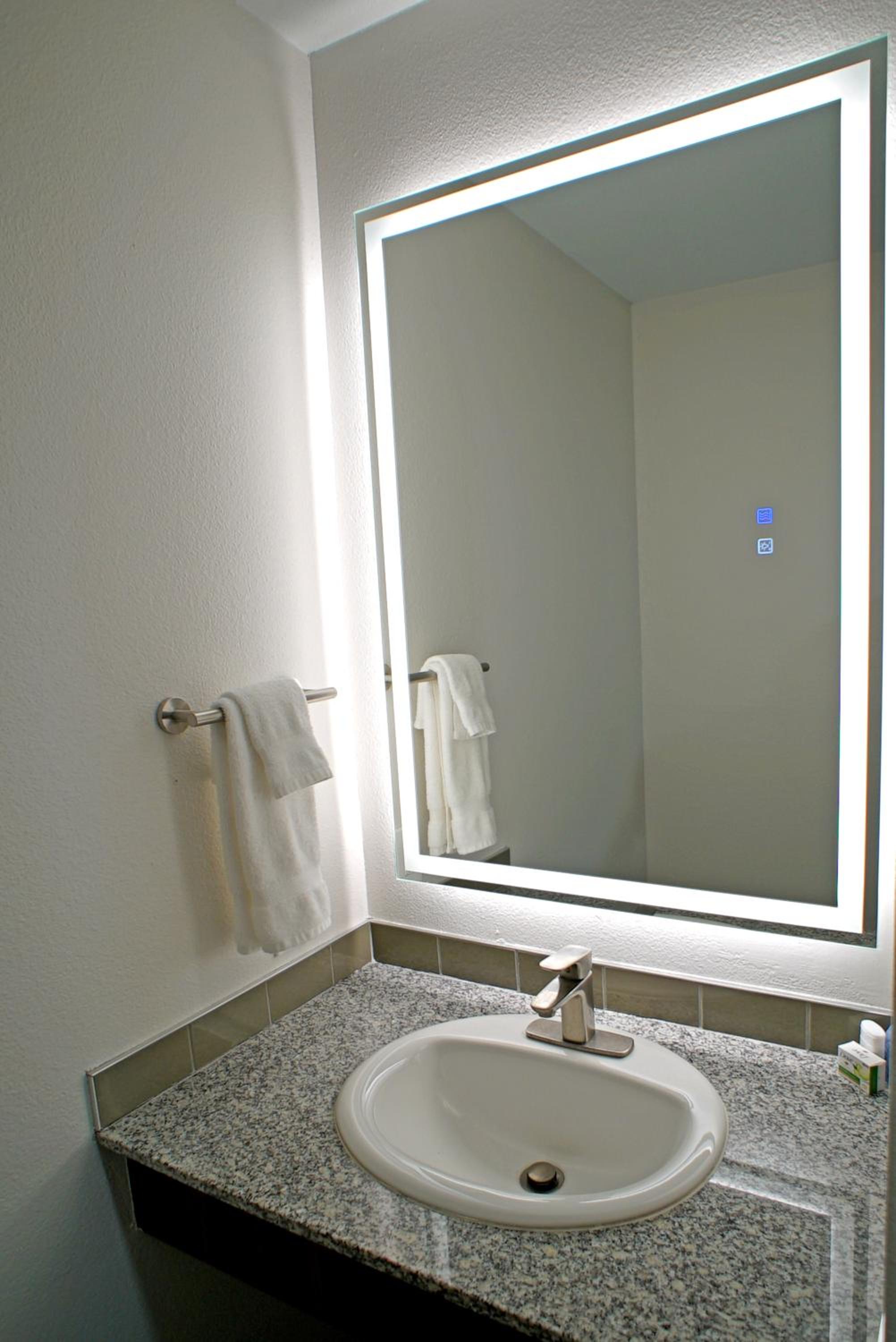 Queen Room - Non-Smoking - Photo 4