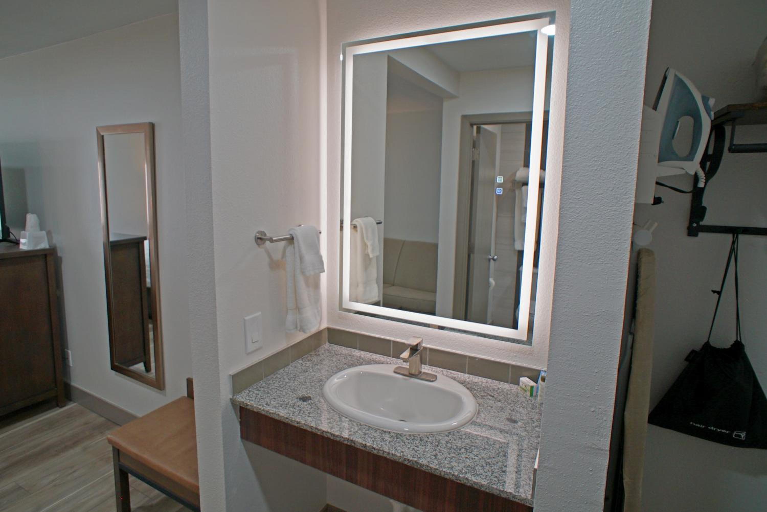 King Room - Non-Smoking - Photo 5