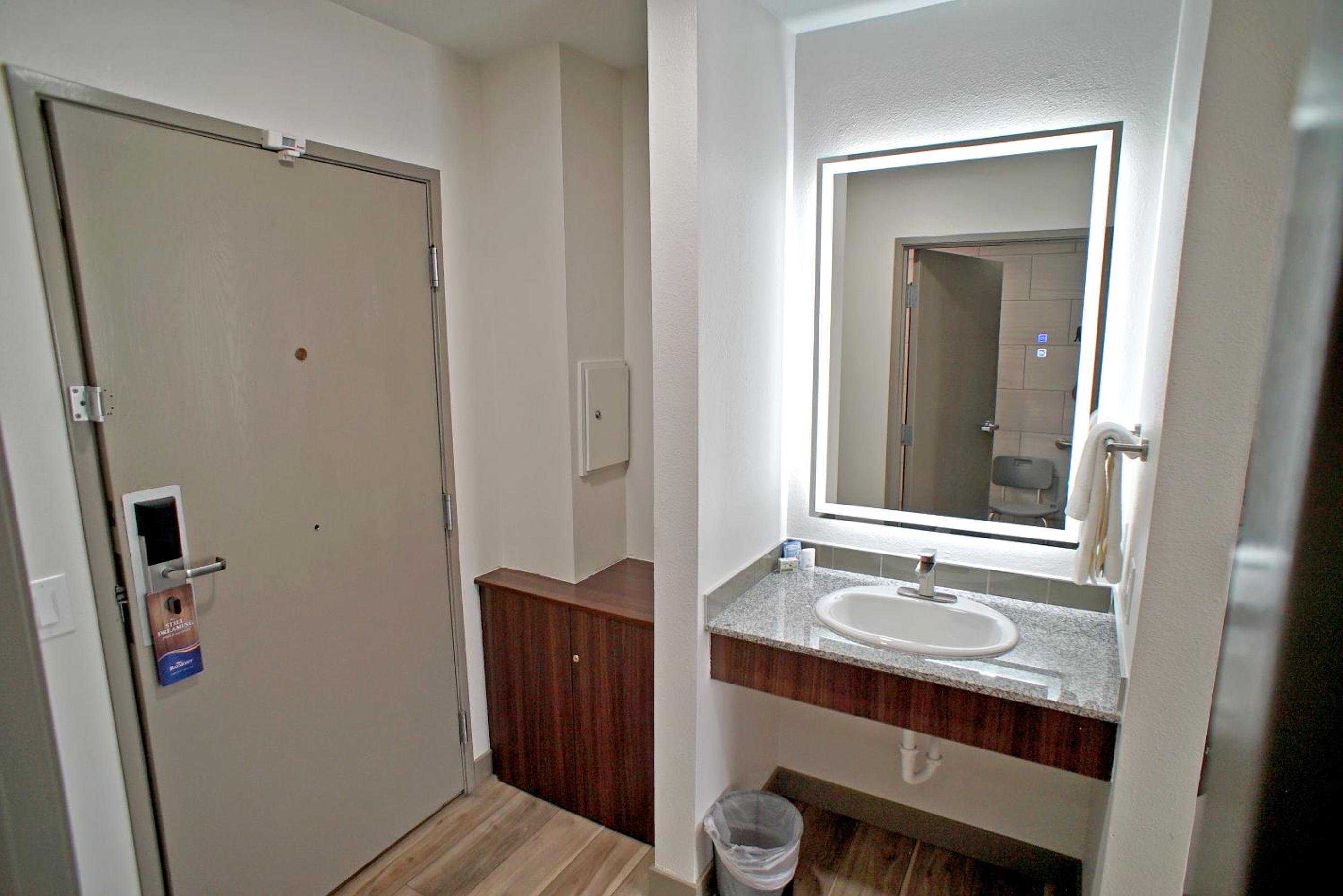 King Room with Roll-in Shower - Mobility Access/Non-Smoking - Photo 10