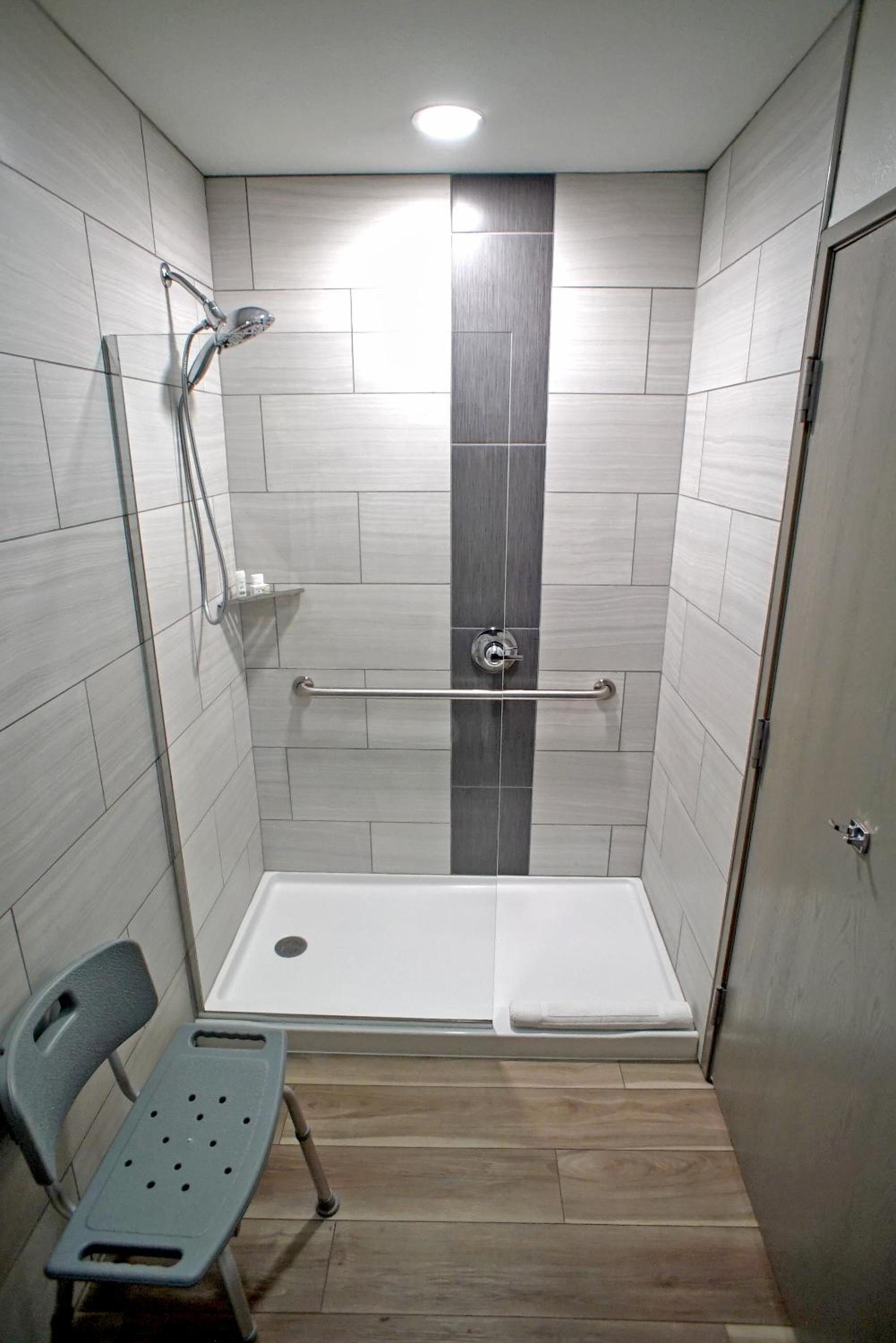 King Room with Roll-in Shower - Mobility Access/Non-Smoking - Photo 14